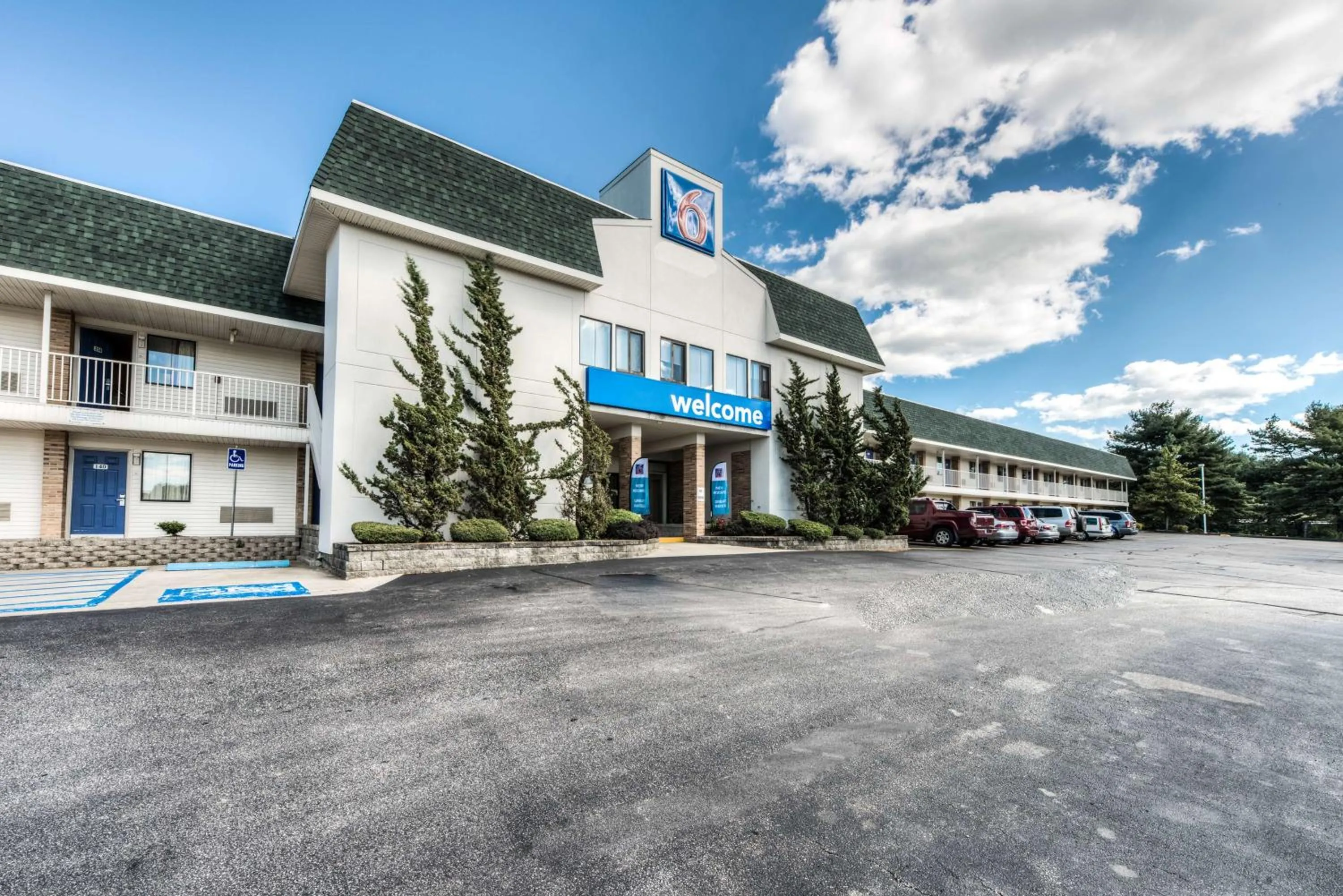 Property building in Motel 6-Niantic, CT - New London