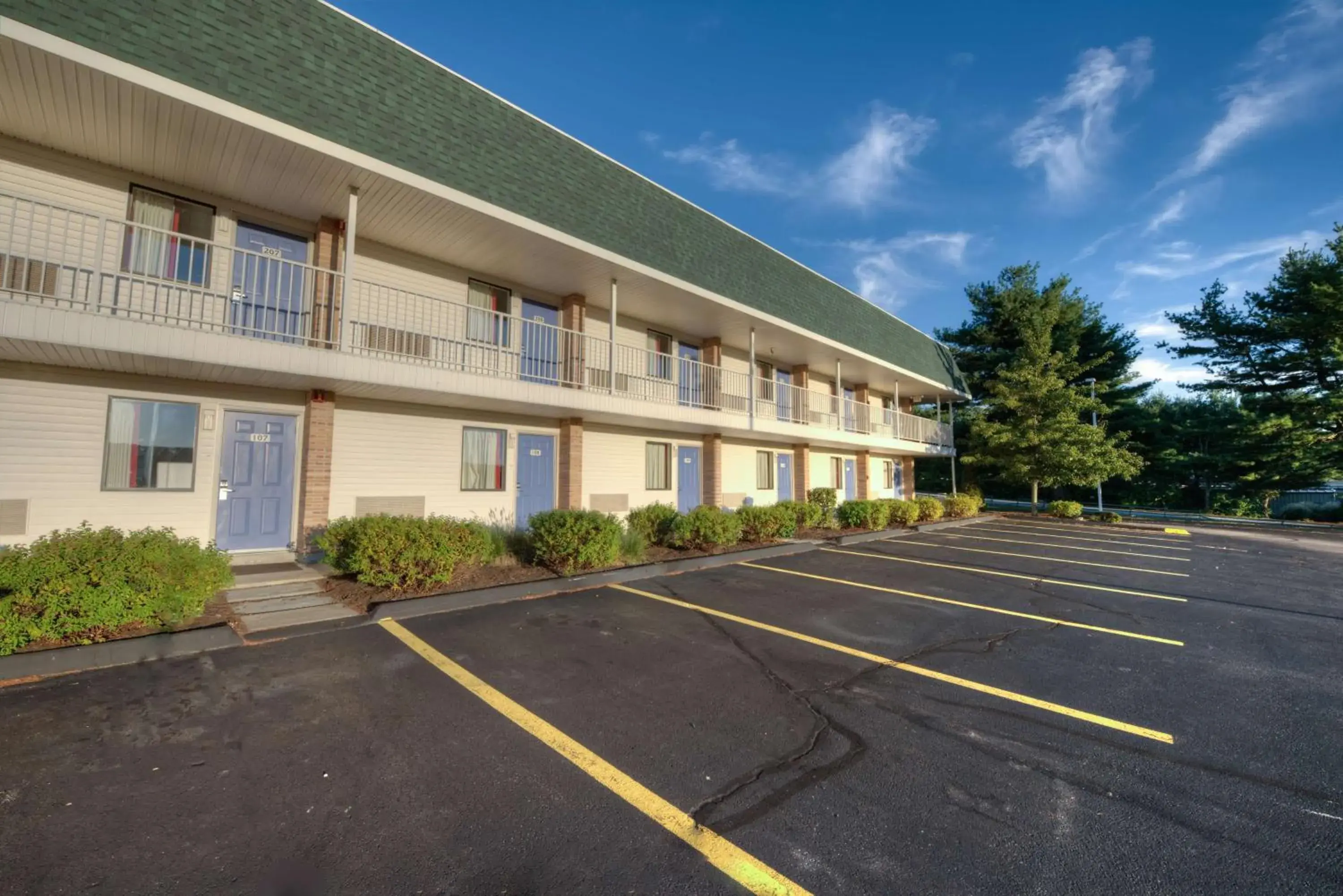 Property building in Motel 6-Niantic, CT - New London Property building in Motel 6-Niantic, CT - New London