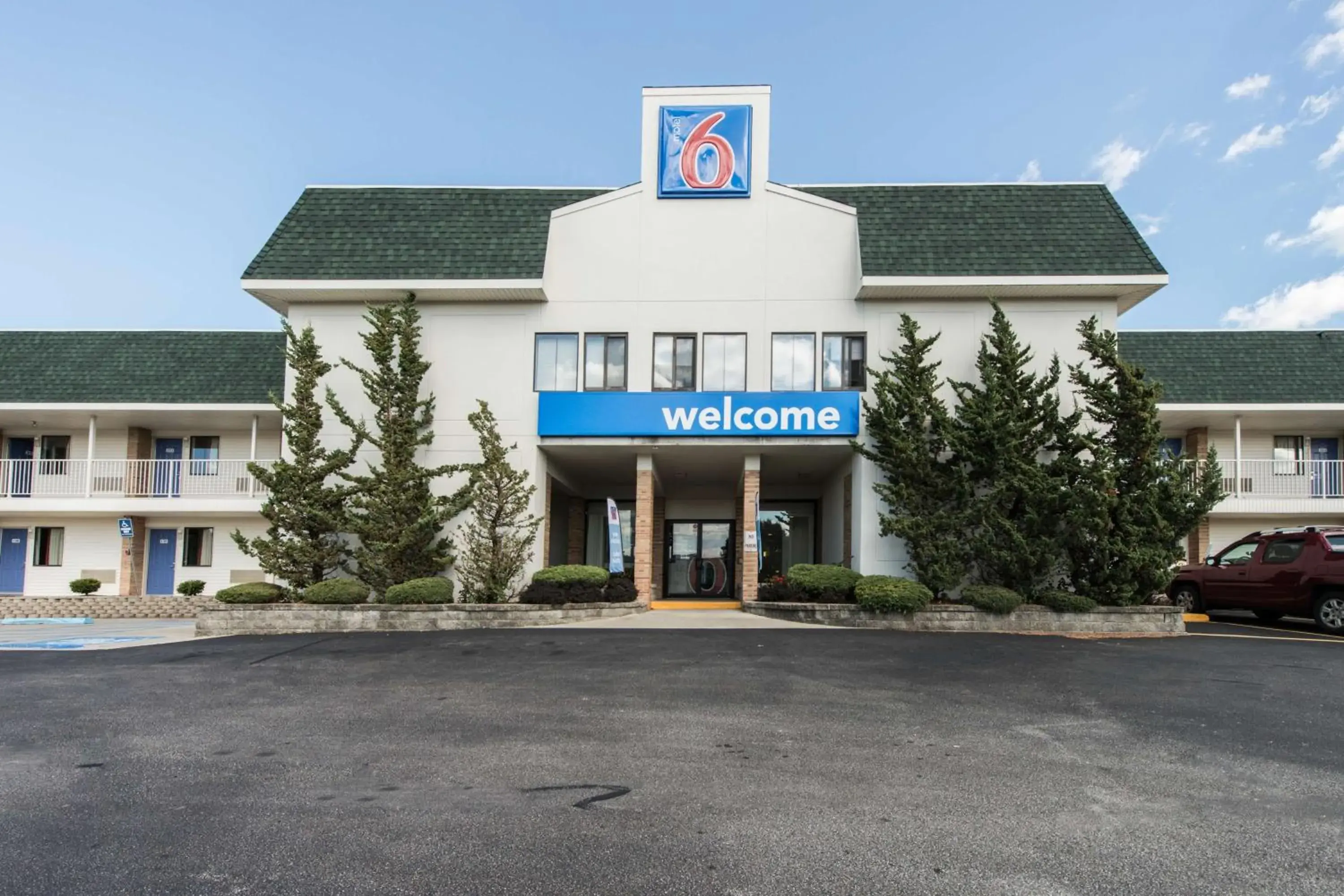 Property building in Motel 6-Niantic, CT - New London Property building in Motel 6-Niantic, CT - New London