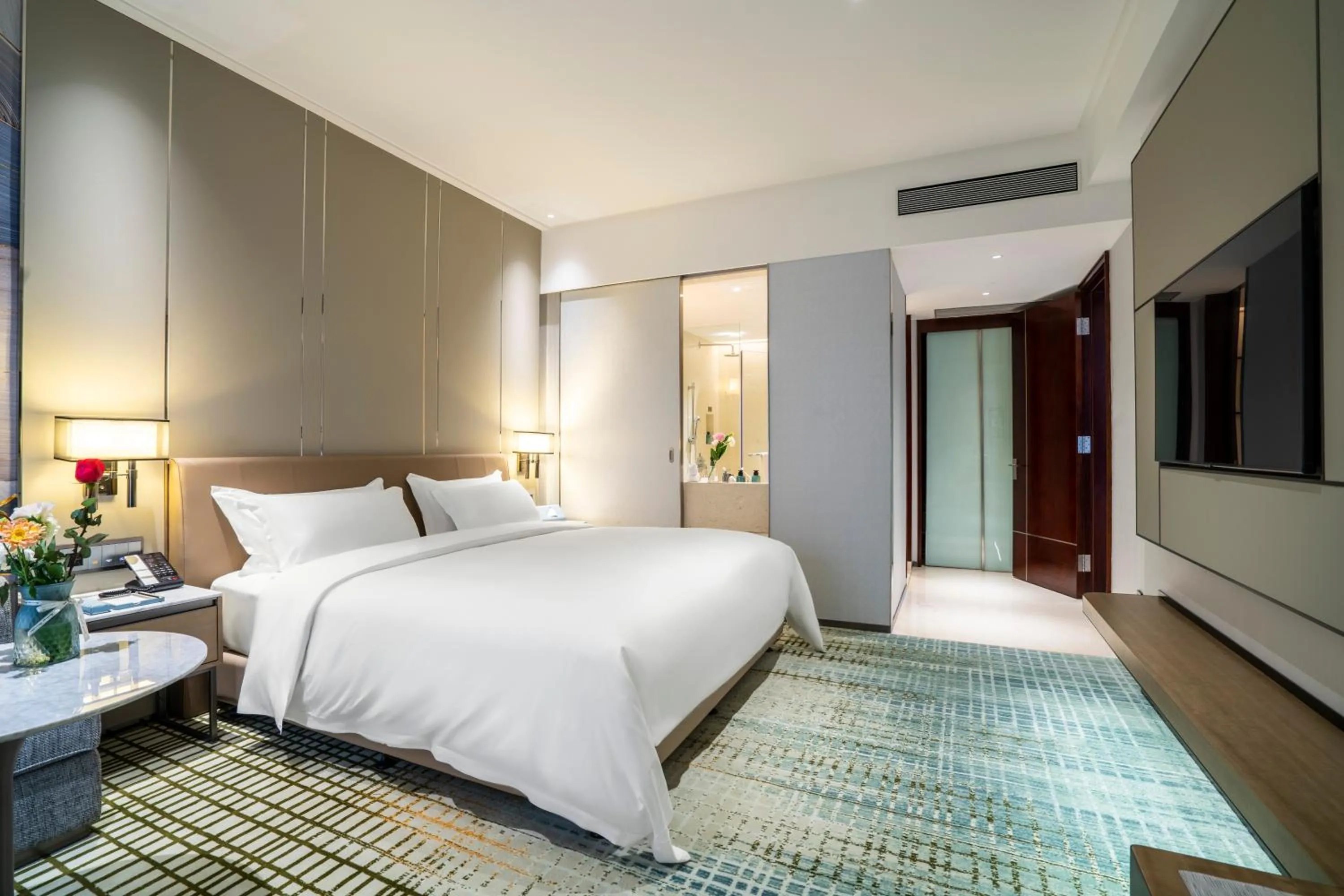 Bed in Victoria Hotel Guangzhou Zhujiang New Town