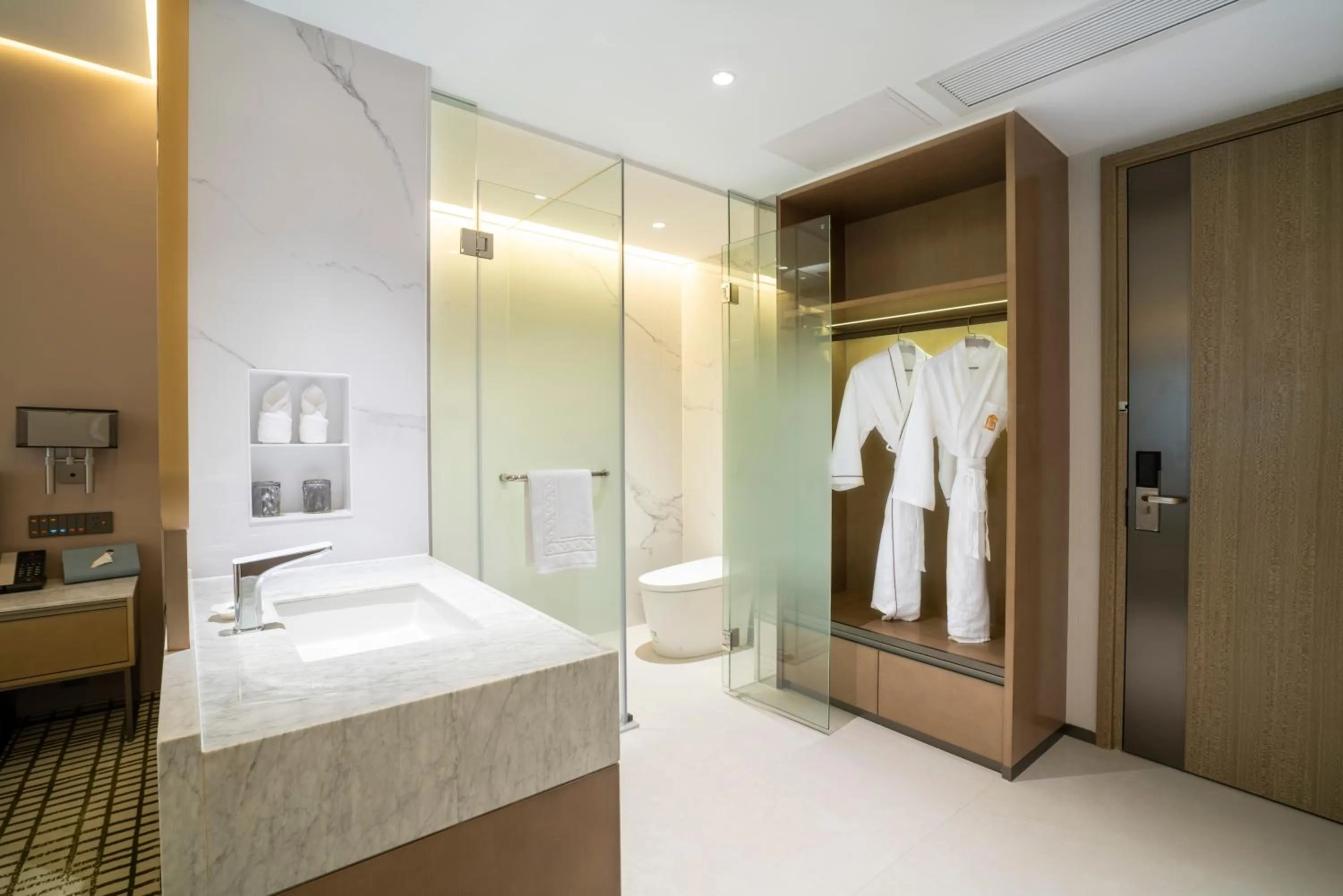 wardrobe, Bed in Victoria Hotel Guangzhou Zhujiang New Town