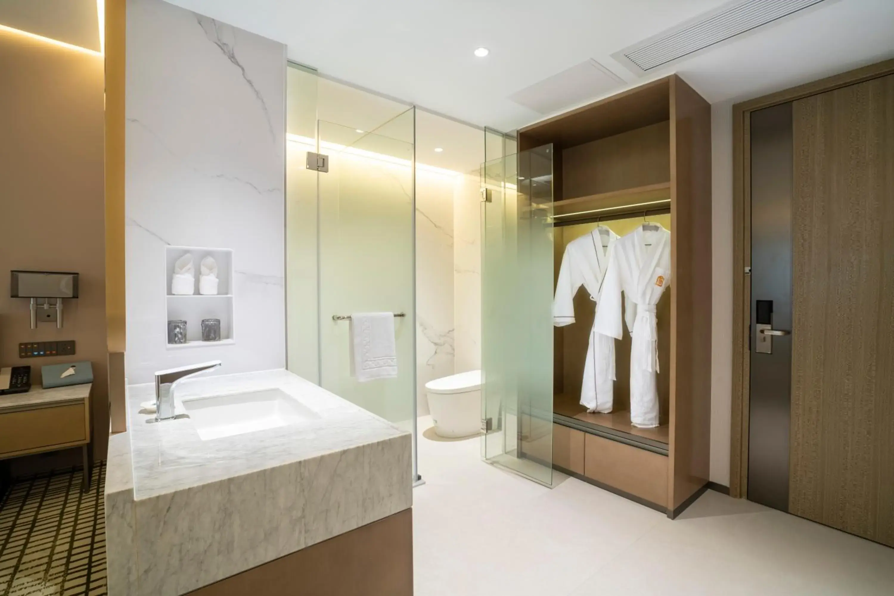 wardrobe, Bed in Victoria Hotel Guangzhou Zhujiang New Town wardrobe, Bed in Victoria Hotel Guangzhou Zhujiang New Town