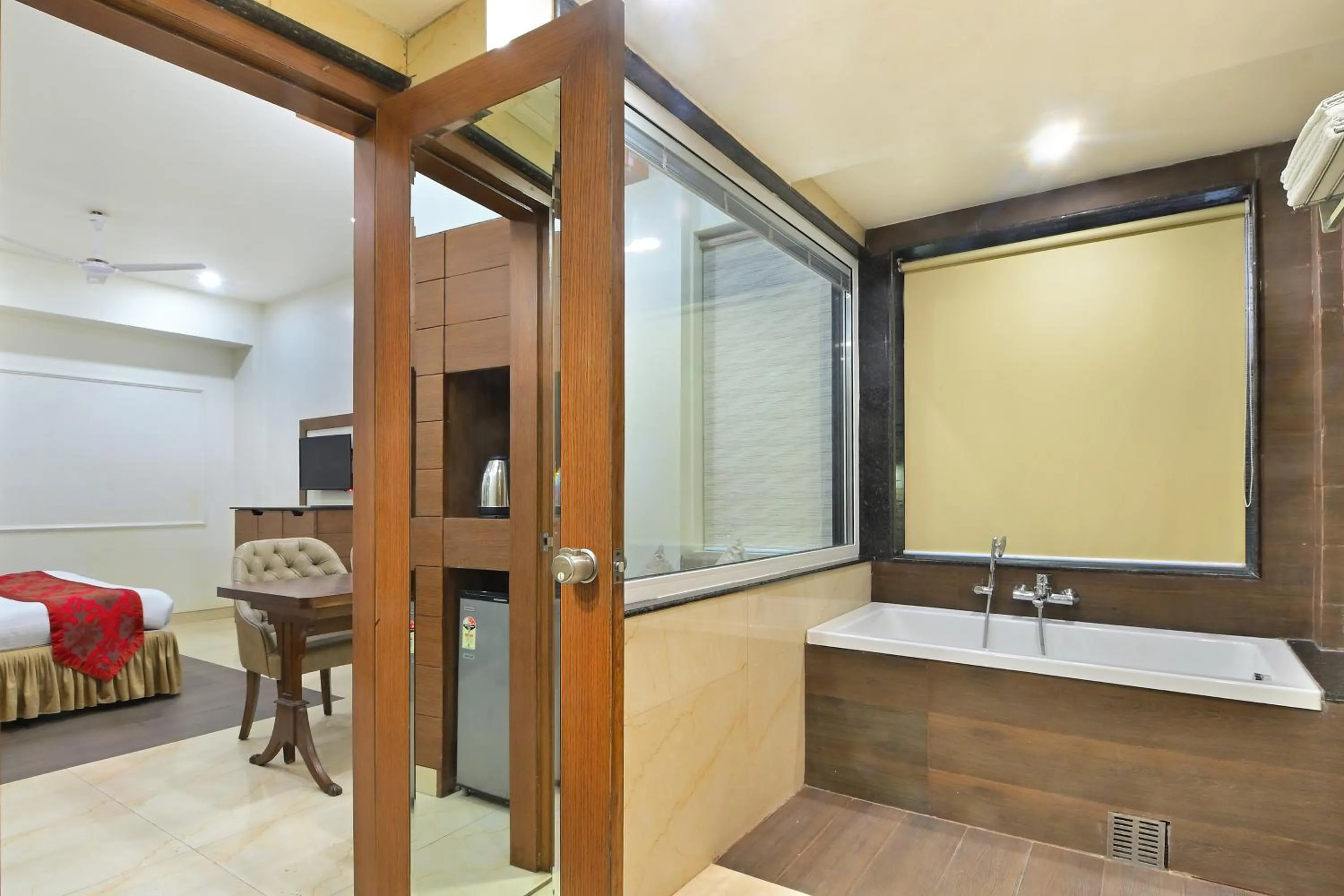 Bathroom, Bed in Hotel Hari Piorko - New Delhi Railway Station