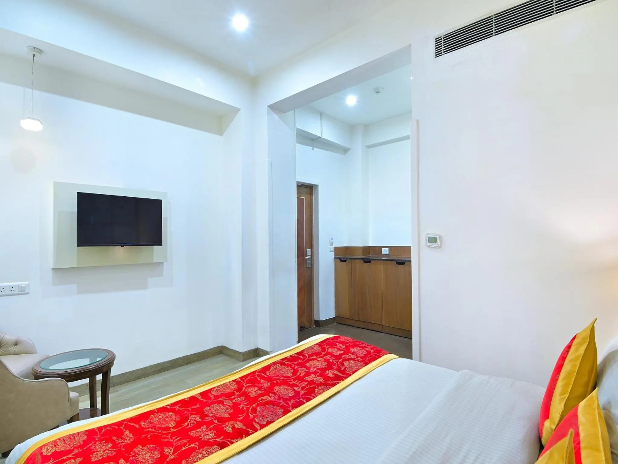 Bedroom, Bed in Hotel Hari Piorko - New Delhi Railway Station