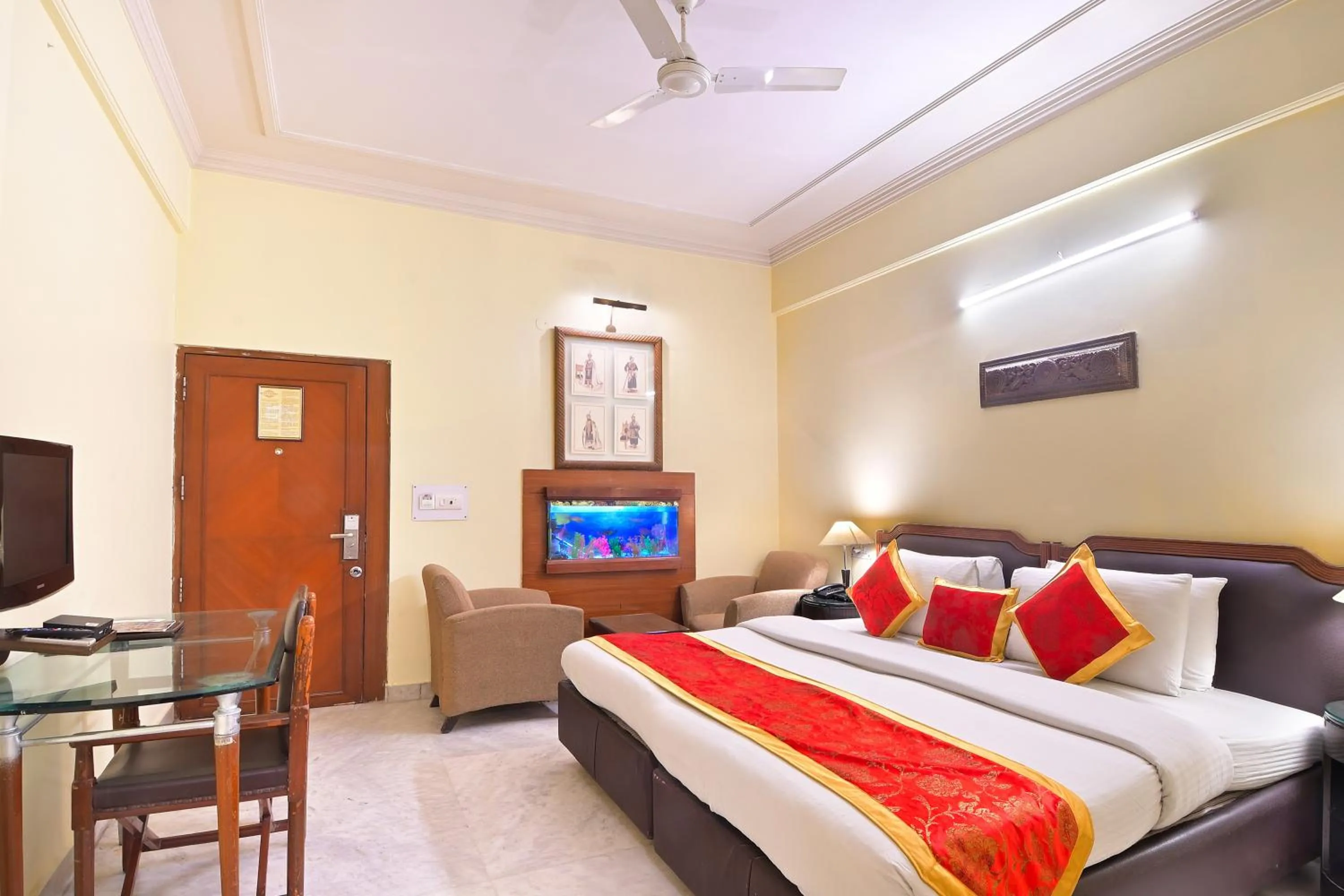 Bedroom, Bed in Hotel Hari Piorko - New Delhi Railway Station