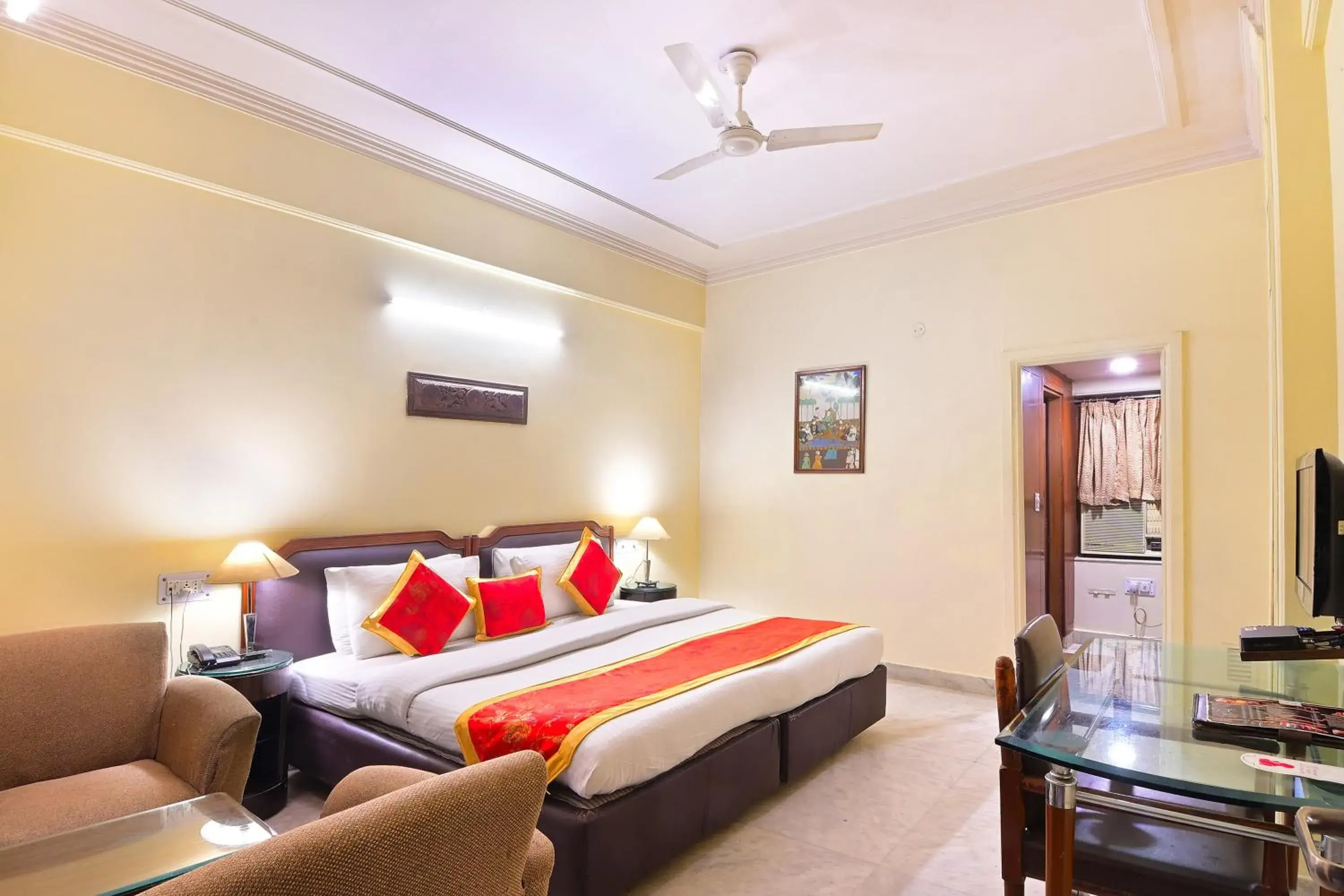 Suite Room with Fish Aquarium in Hotel Hari Piorko - New Delhi Railway Station Suite Room with Fish Aquarium in Hotel Hari Piorko - New Delhi Railway Station