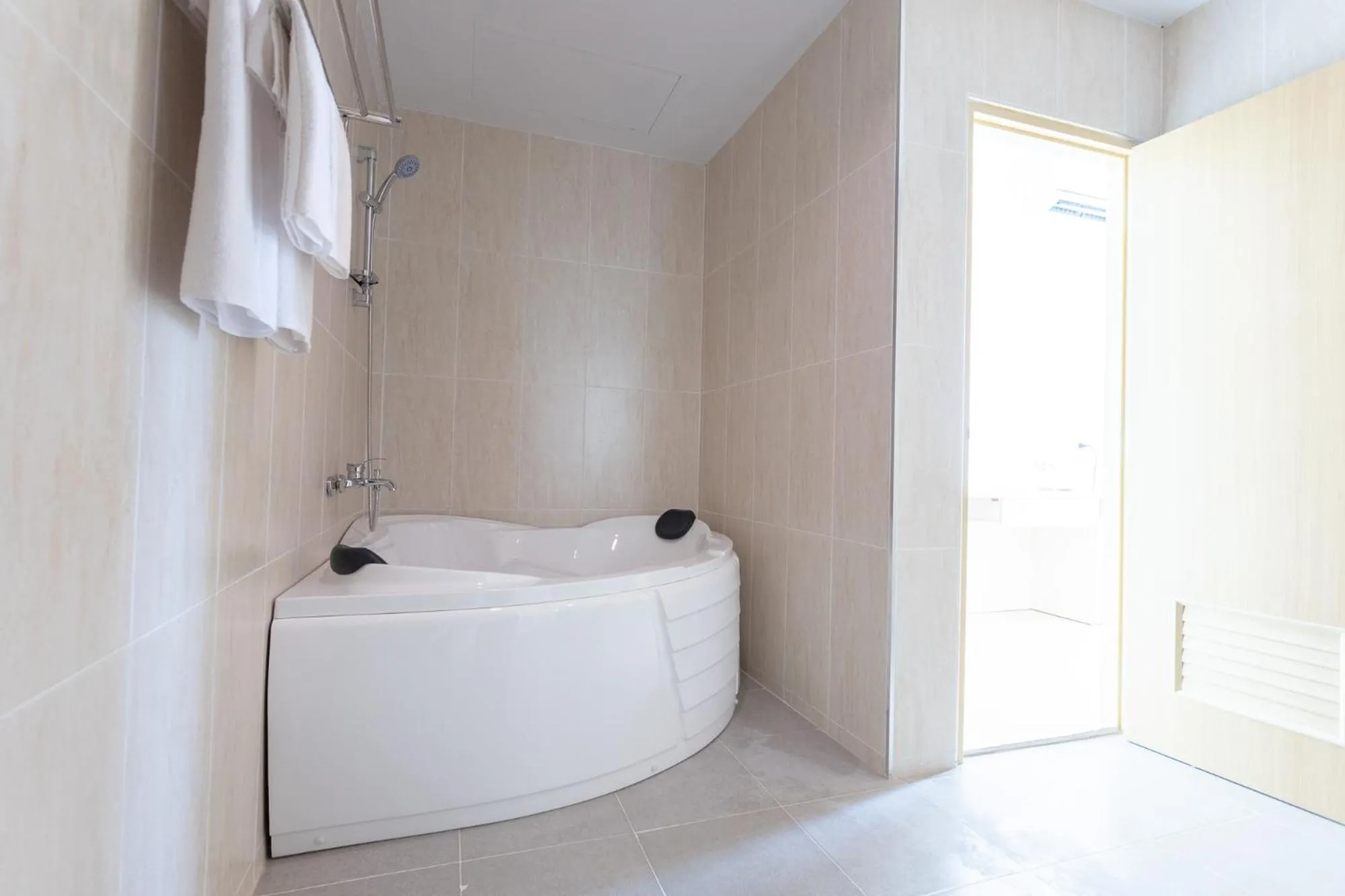 Bathroom, Bed in O2 Hotel Lopburi