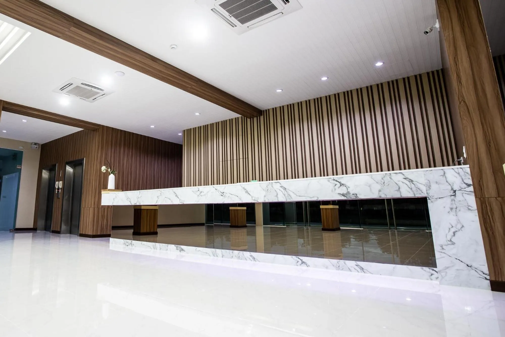 Lobby or reception in O2 Hotel Lopburi