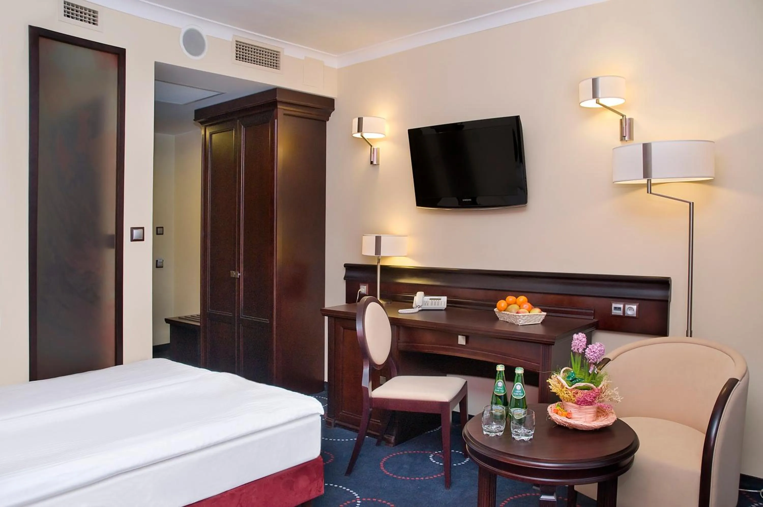 TV and multimedia, Bed in Hotel Admirał