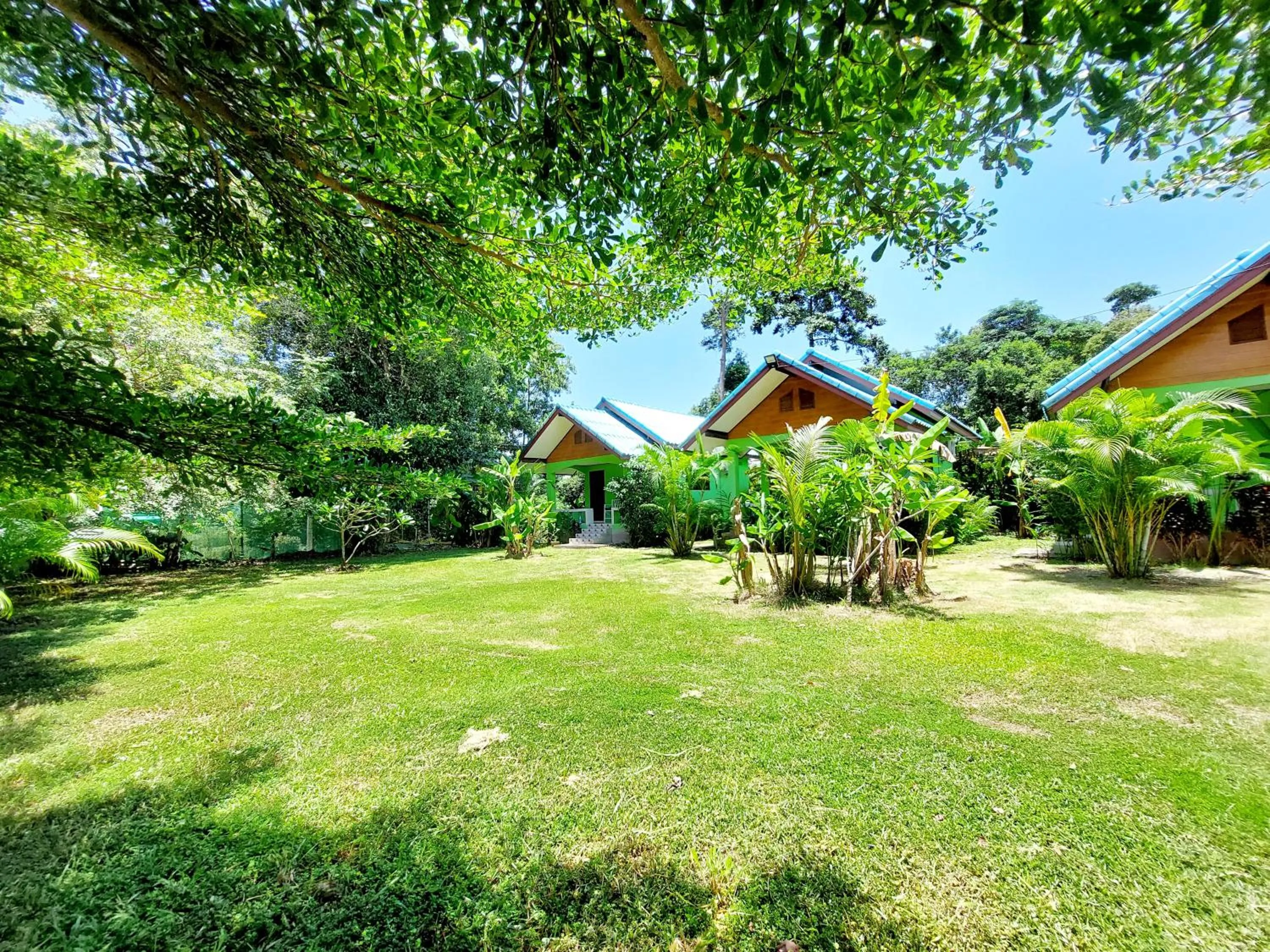 Garden in Papaya Cottage Koh Chang