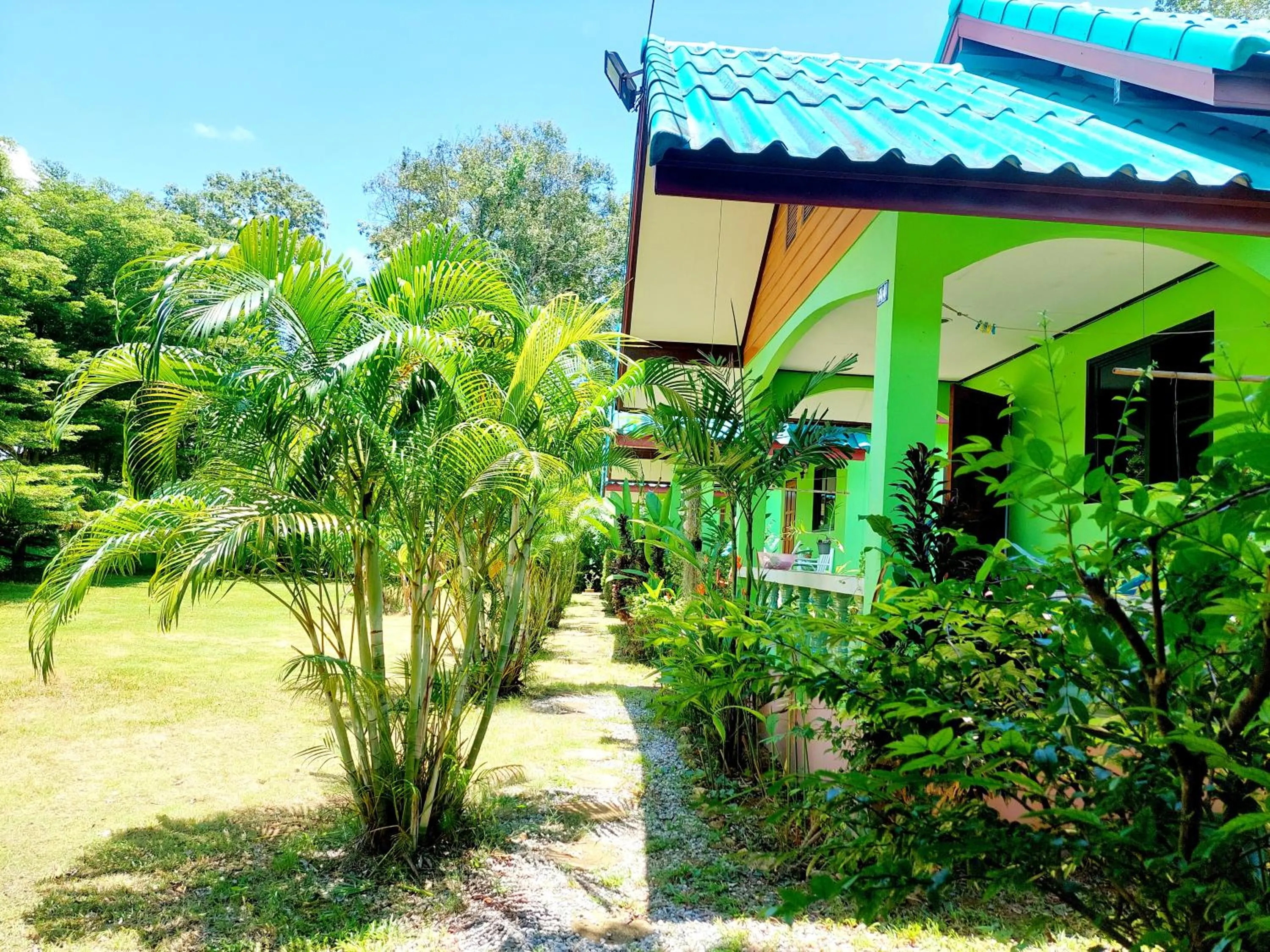 Garden in Papaya Cottage Koh Chang