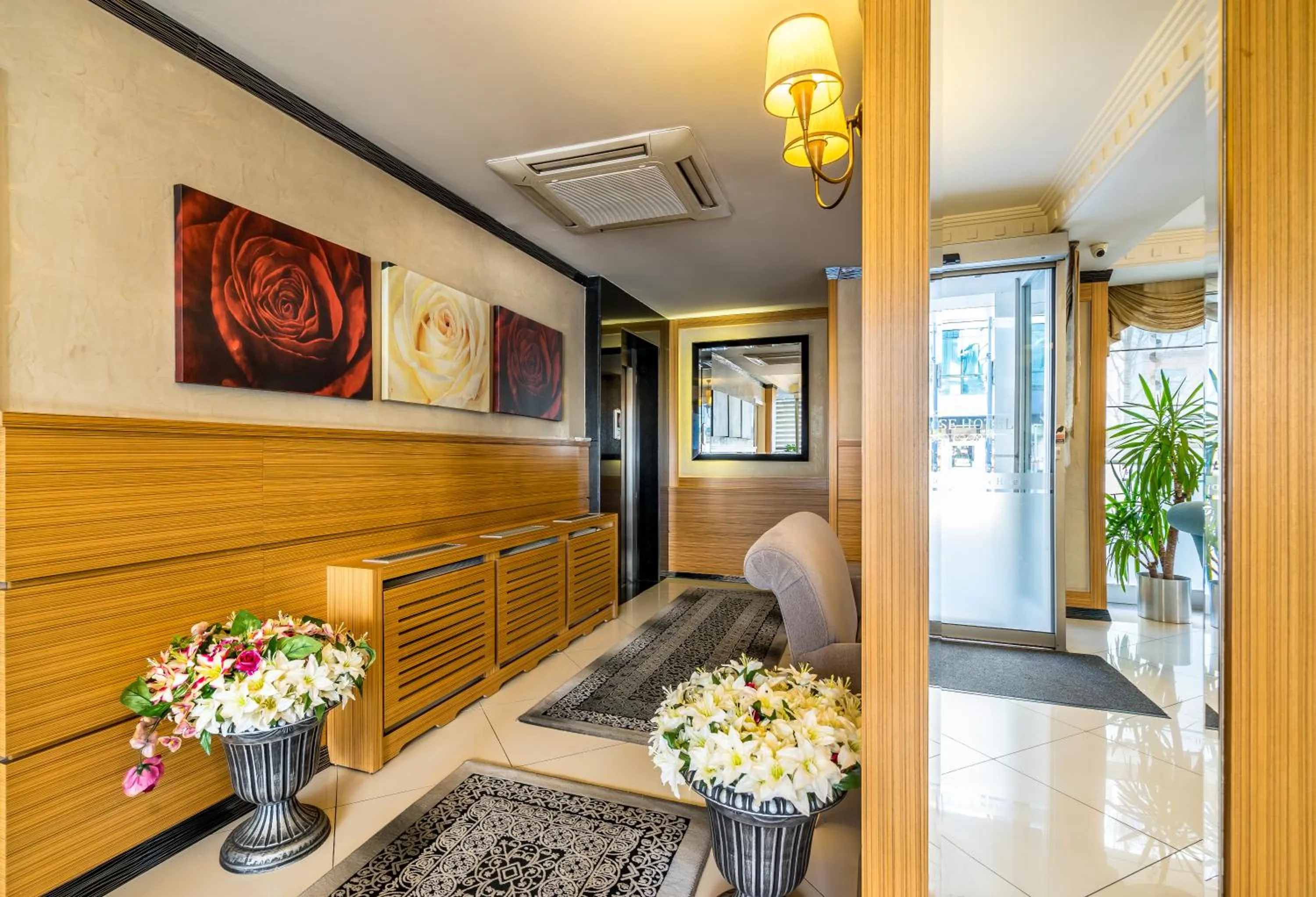 elevator in My Rose Hotel