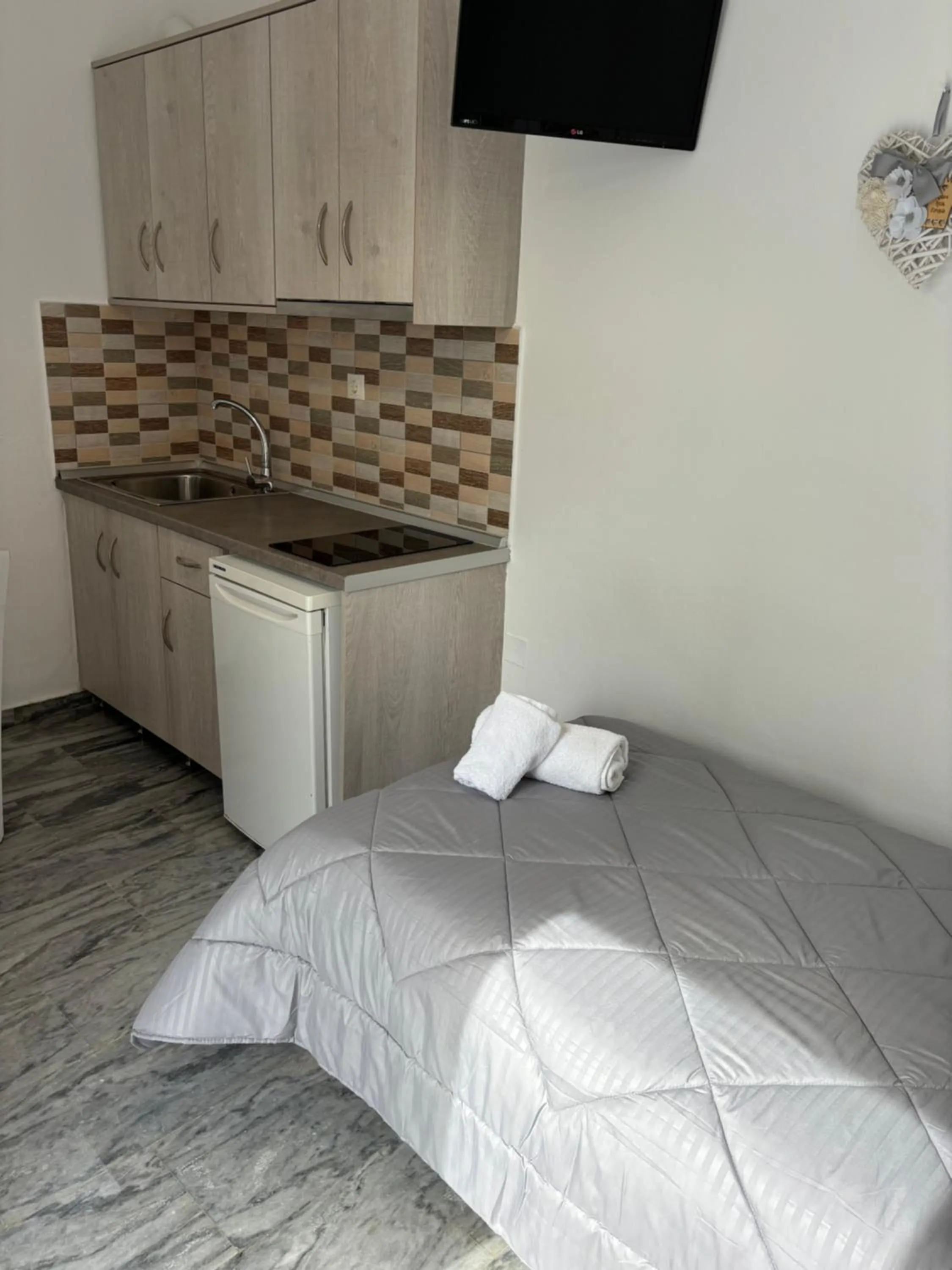 Kitchen or kitchenette, Bed in Marioly Studios