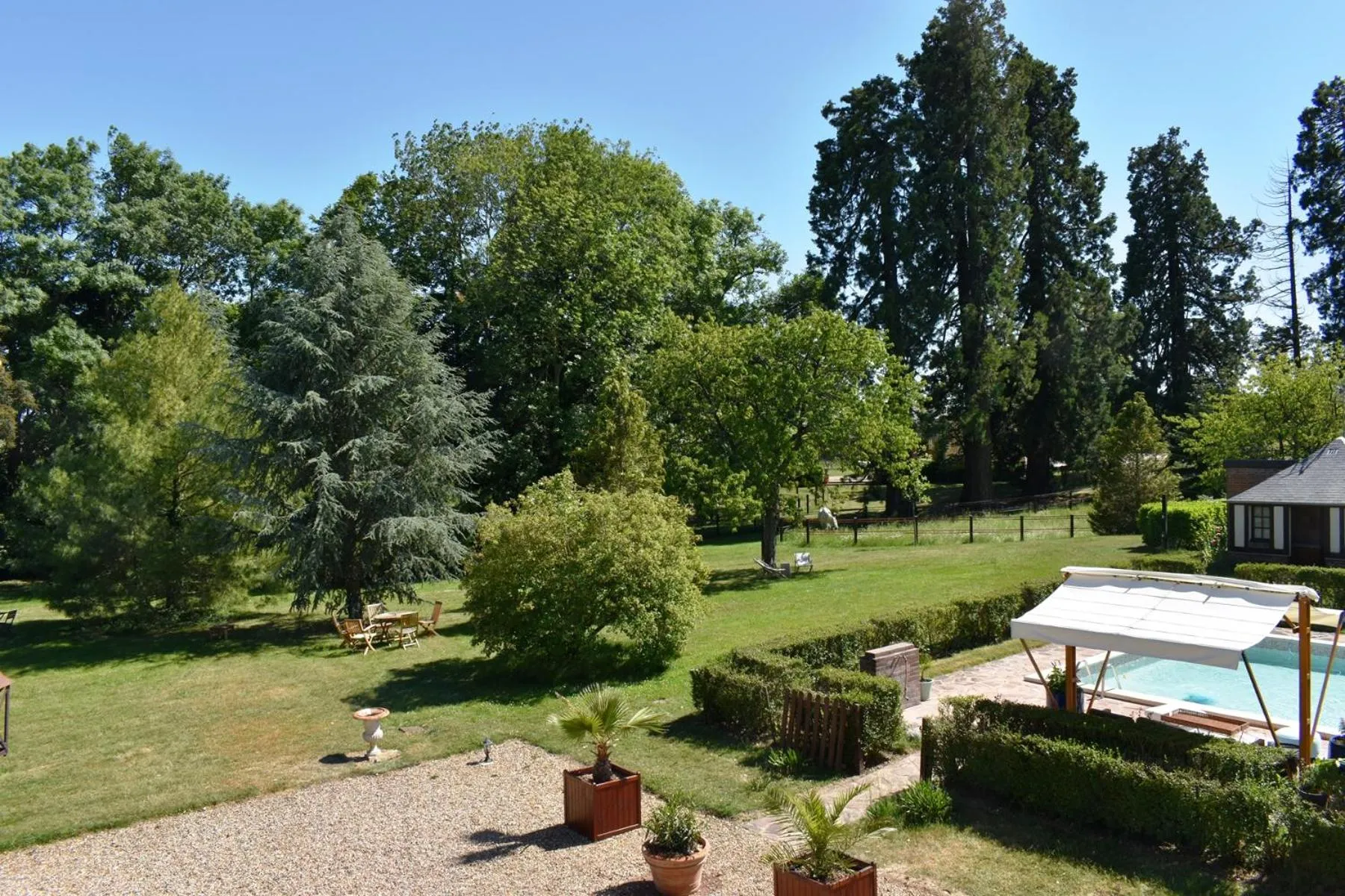 Pool view in Manoir des Tuileries du Buisson