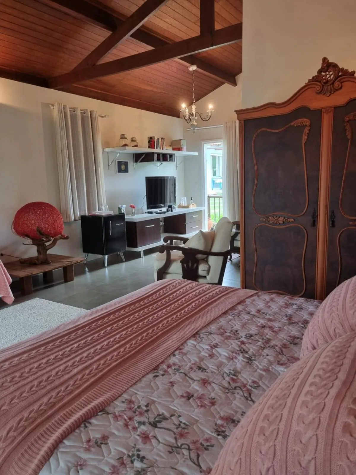 Communal lounge/ TV room, Bed in Pouso Mantiqueira