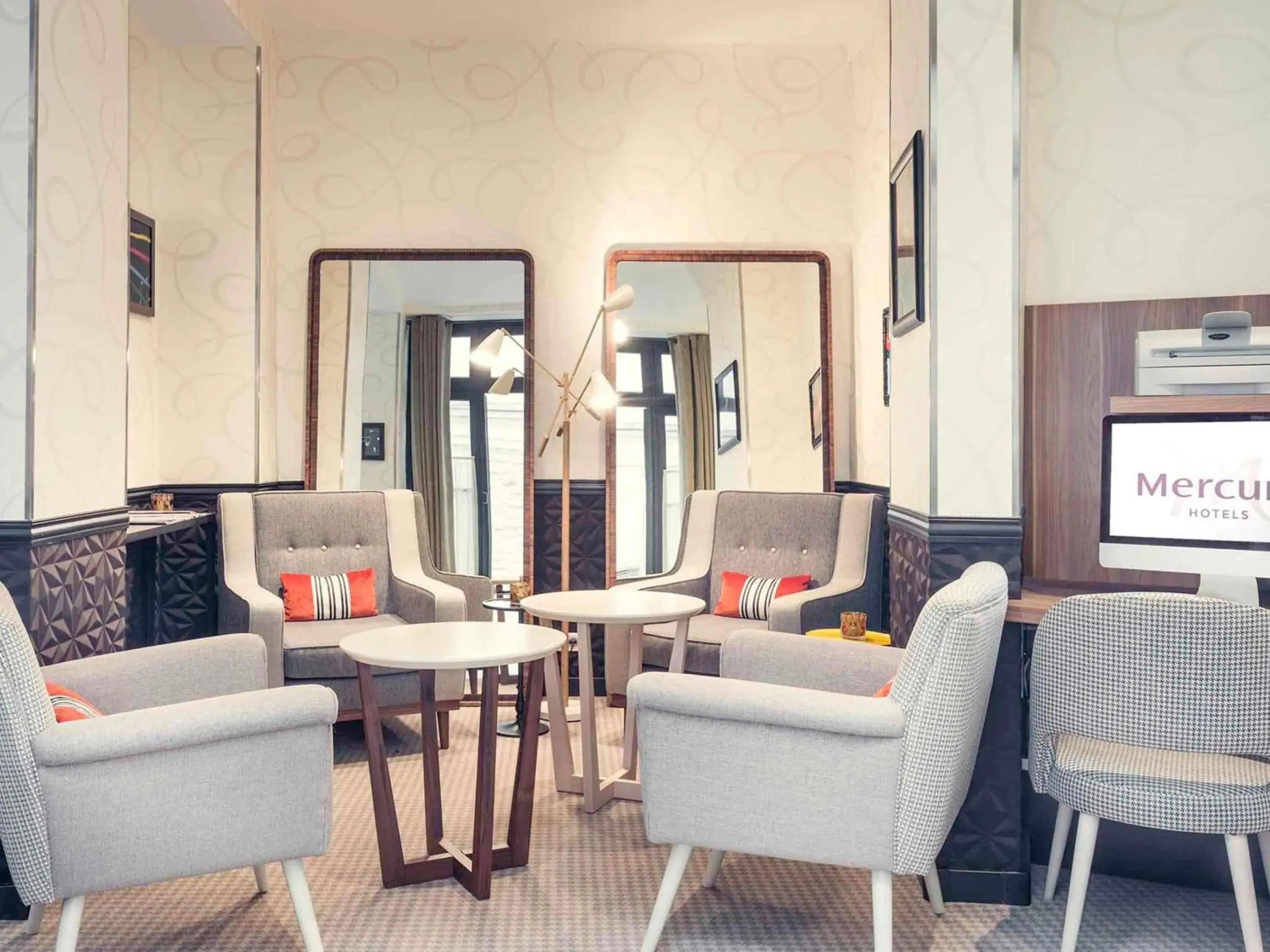 Lounge or bar in Mercure Paris Opera Grands Boulevards Lounge or bar in Mercure Paris Opera Grands Boulevards