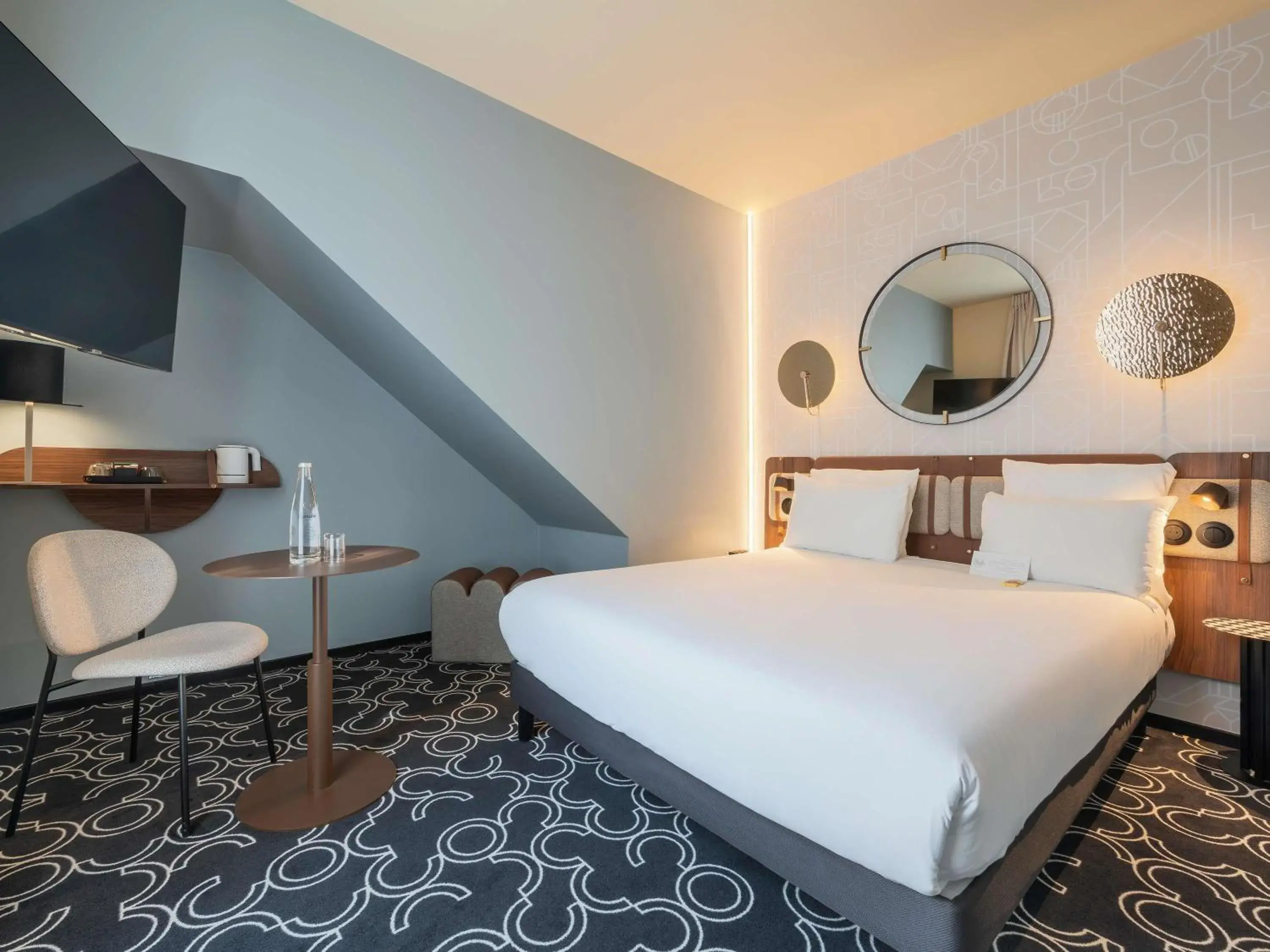 Bedroom, Bed in Mercure Paris Opera Grands Boulevards Bedroom, Bed in Mercure Paris Opera Grands Boulevards