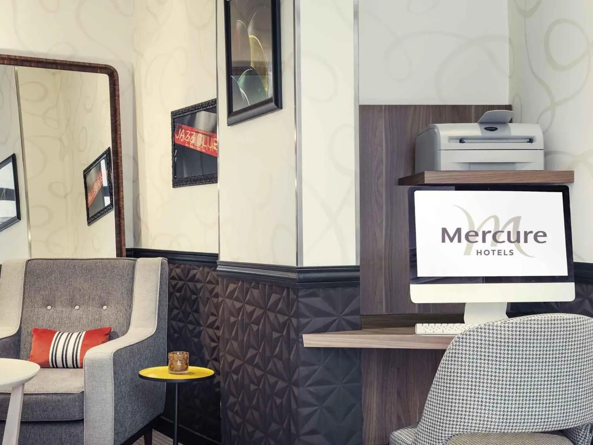 Lounge or bar in Mercure Paris Opera Grands Boulevards Lounge or bar in Mercure Paris Opera Grands Boulevards