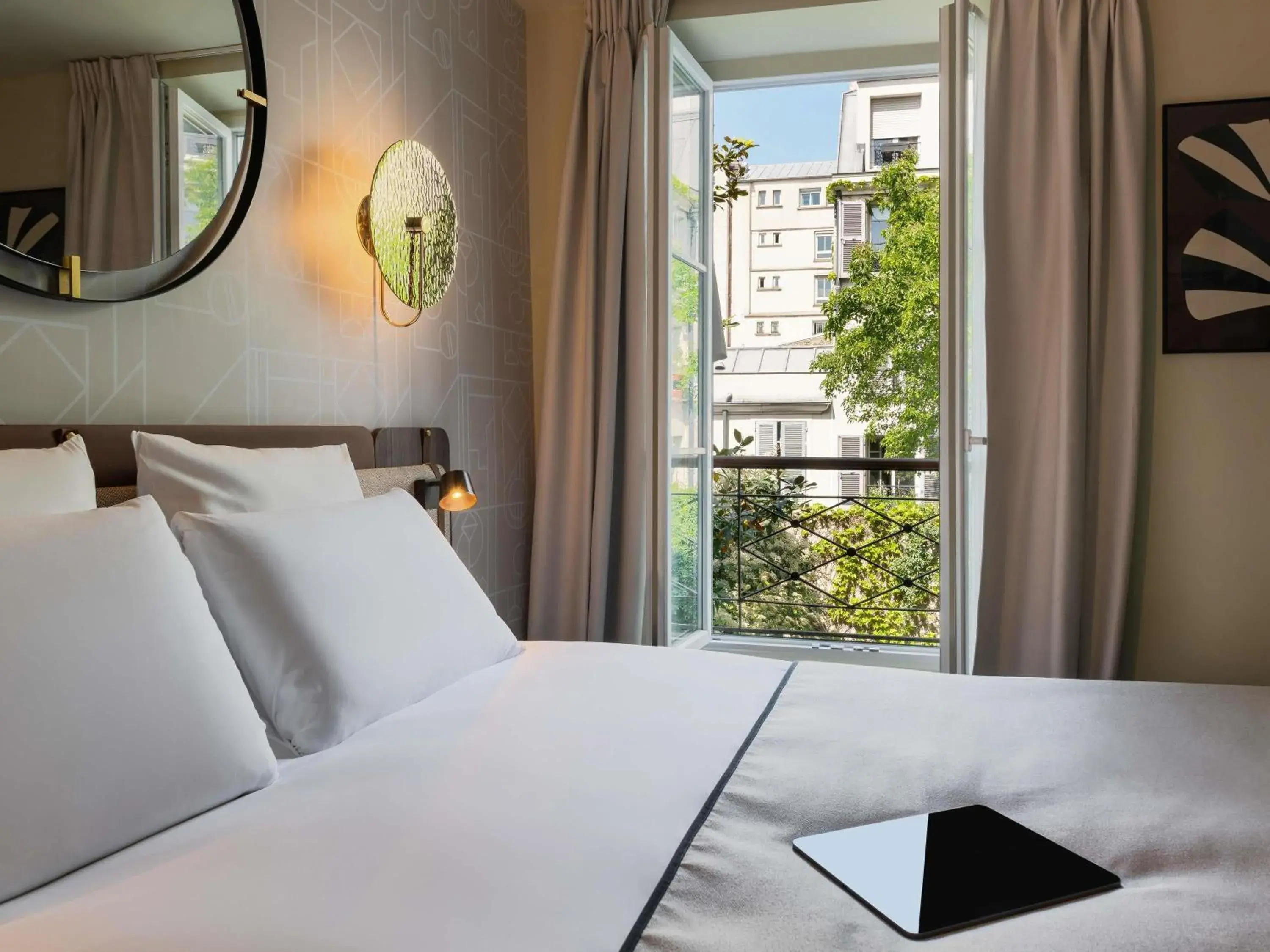 Property building, Bed in Mercure Paris Opera Grands Boulevards Property building, Bed in Mercure Paris Opera Grands Boulevards