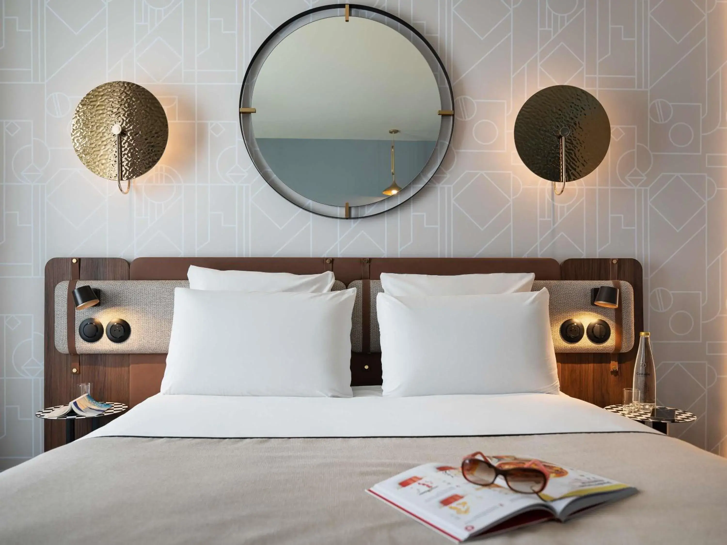 Property building, Bed in Mercure Paris Opera Grands Boulevards Property building, Bed in Mercure Paris Opera Grands Boulevards