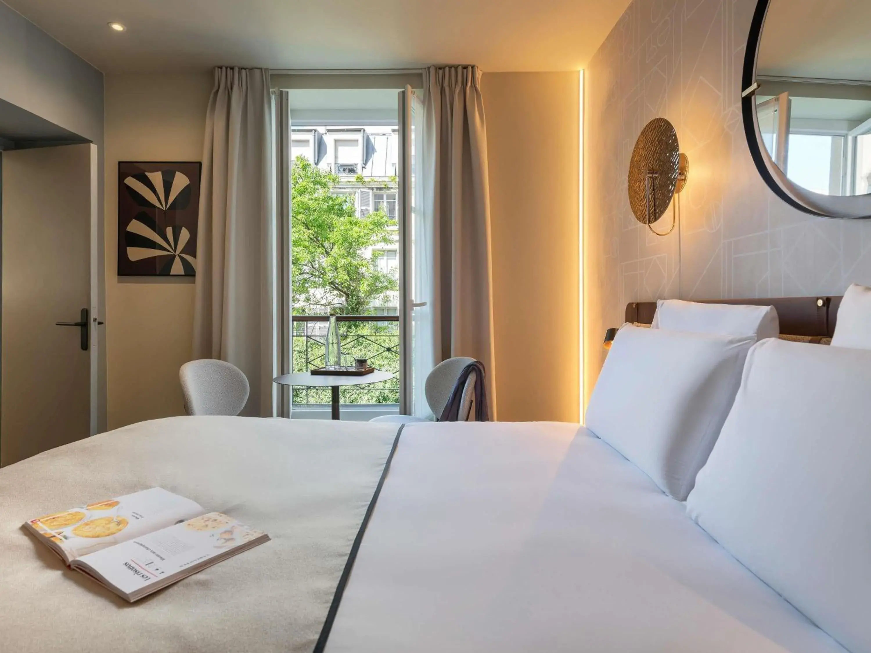 Property building, Bed in Mercure Paris Opera Grands Boulevards Property building, Bed in Mercure Paris Opera Grands Boulevards
