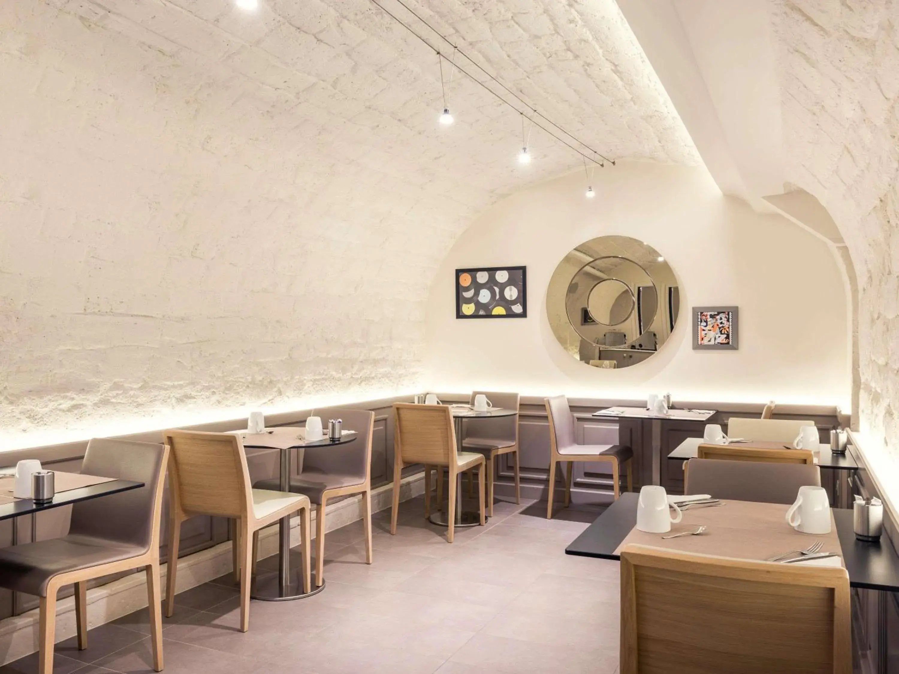 Property building in Mercure Paris Opera Grands Boulevards Property building in Mercure Paris Opera Grands Boulevards