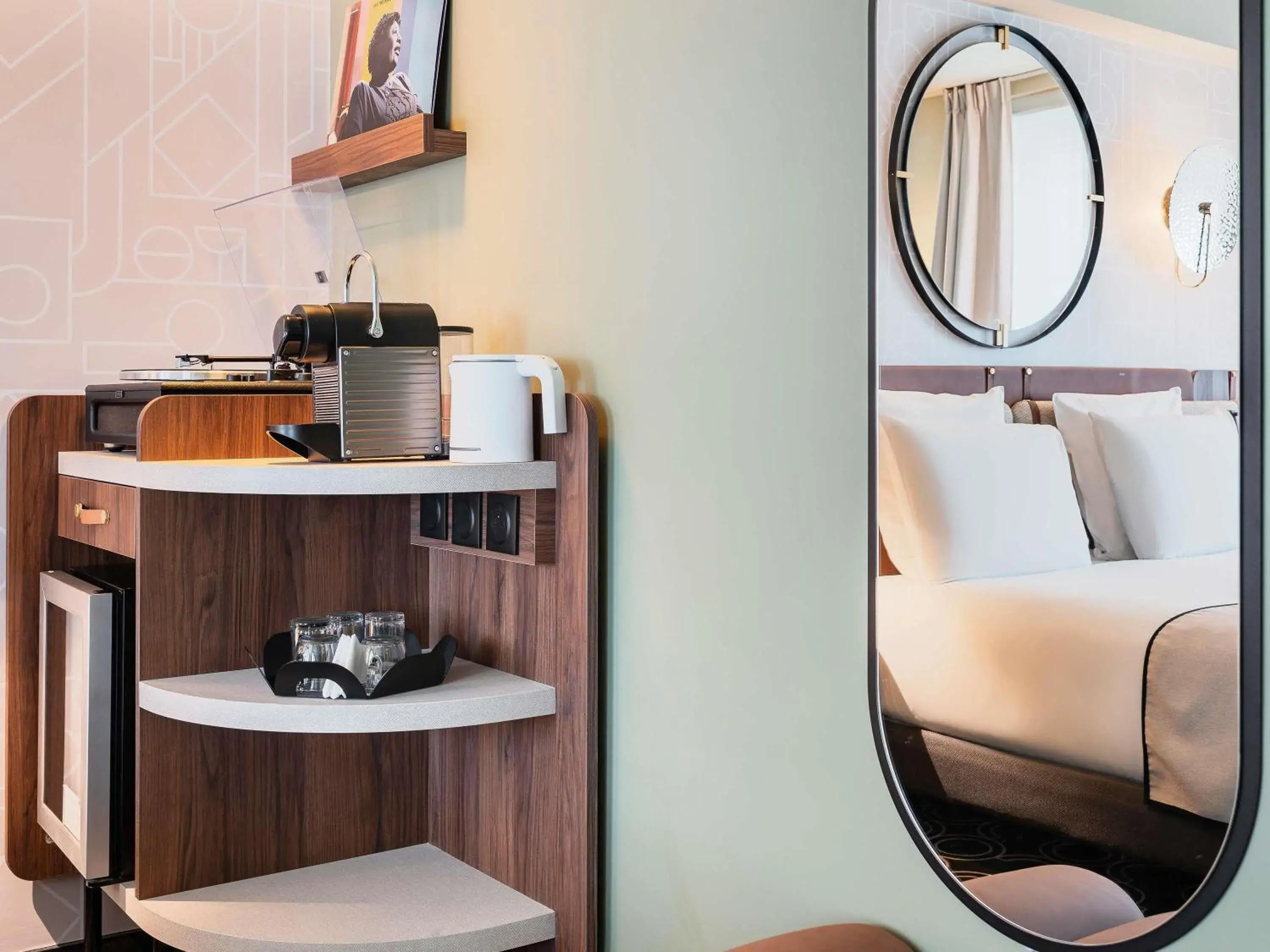 Property building, Bed in Mercure Paris Opera Grands Boulevards Property building, Bed in Mercure Paris Opera Grands Boulevards