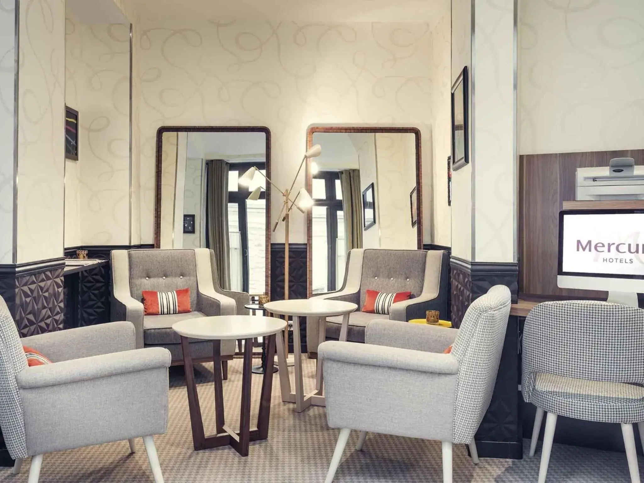 Lounge or bar in Mercure Paris Opera Grands Boulevards Lounge or bar in Mercure Paris Opera Grands Boulevards