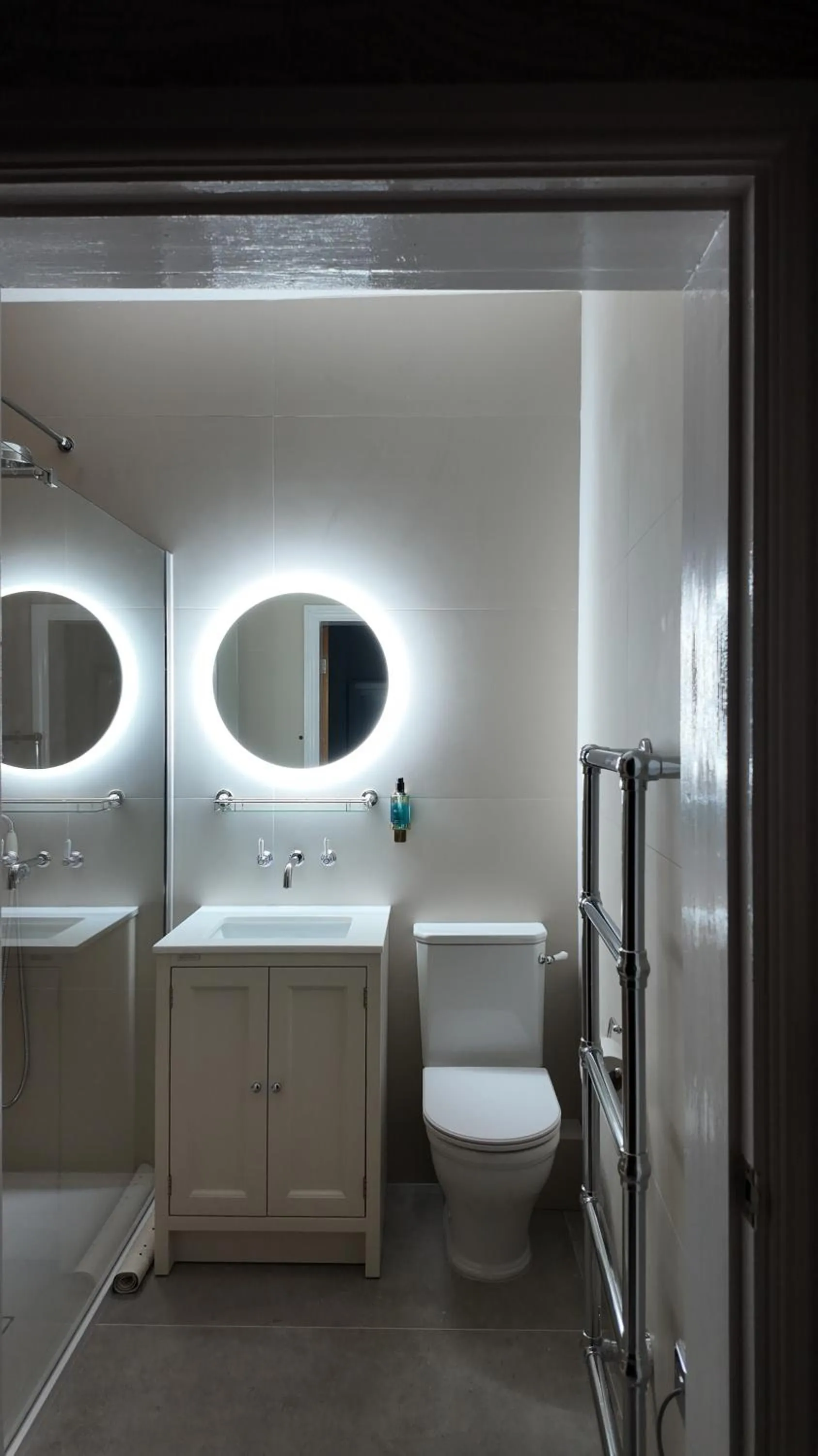 Shower in The Resolution Hotel