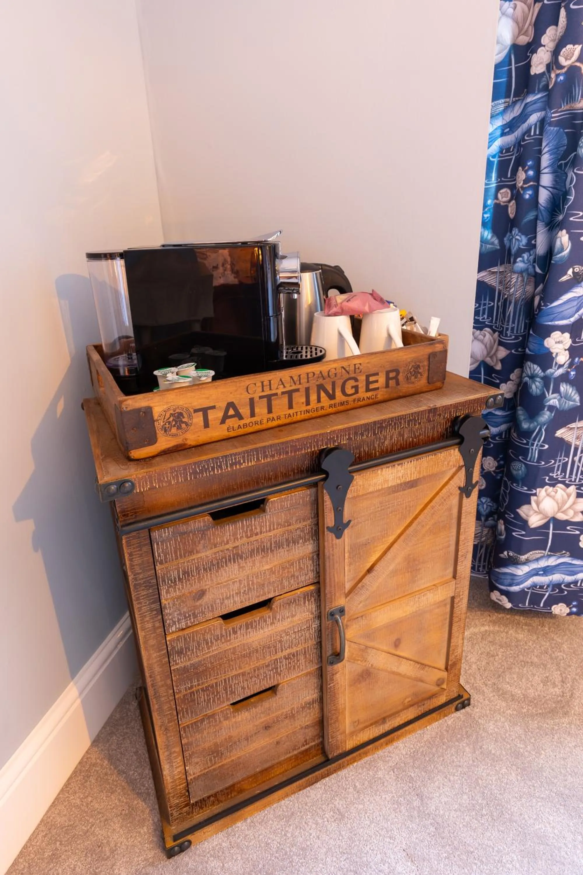 Coffee/tea facilities in The Resolution Hotel