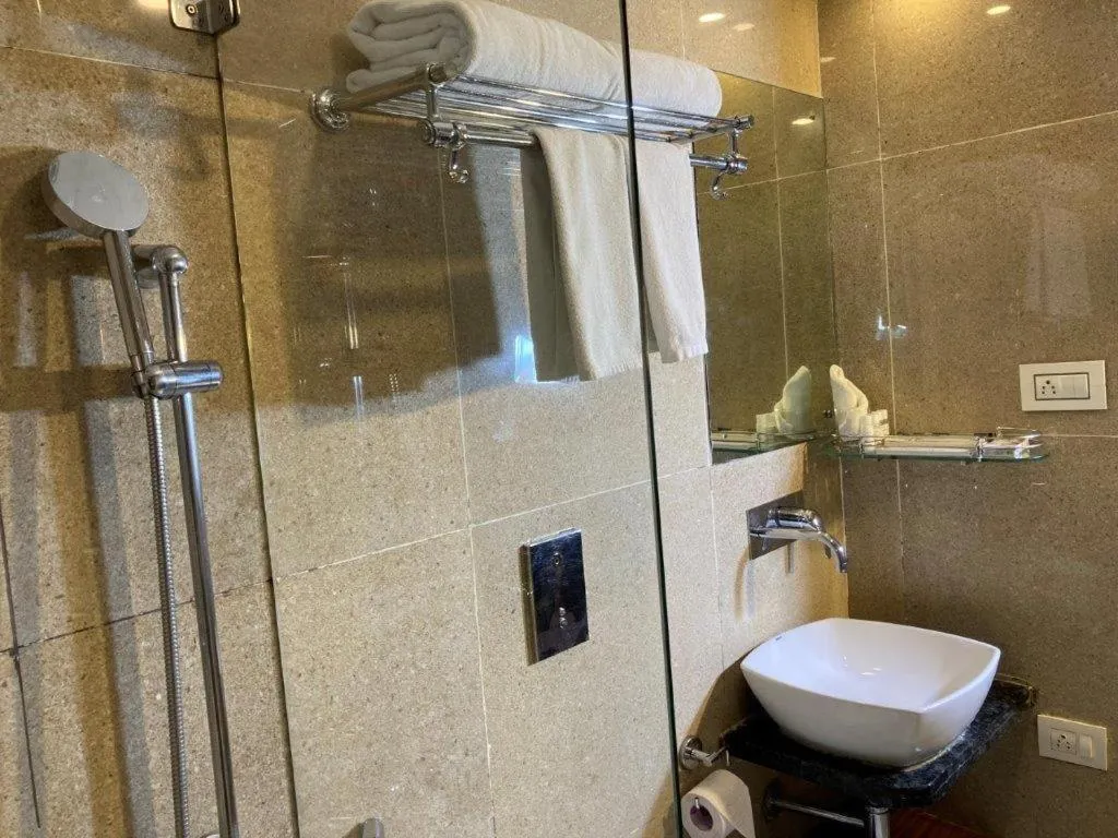 Shower in Hotel Ramanashree Richmond