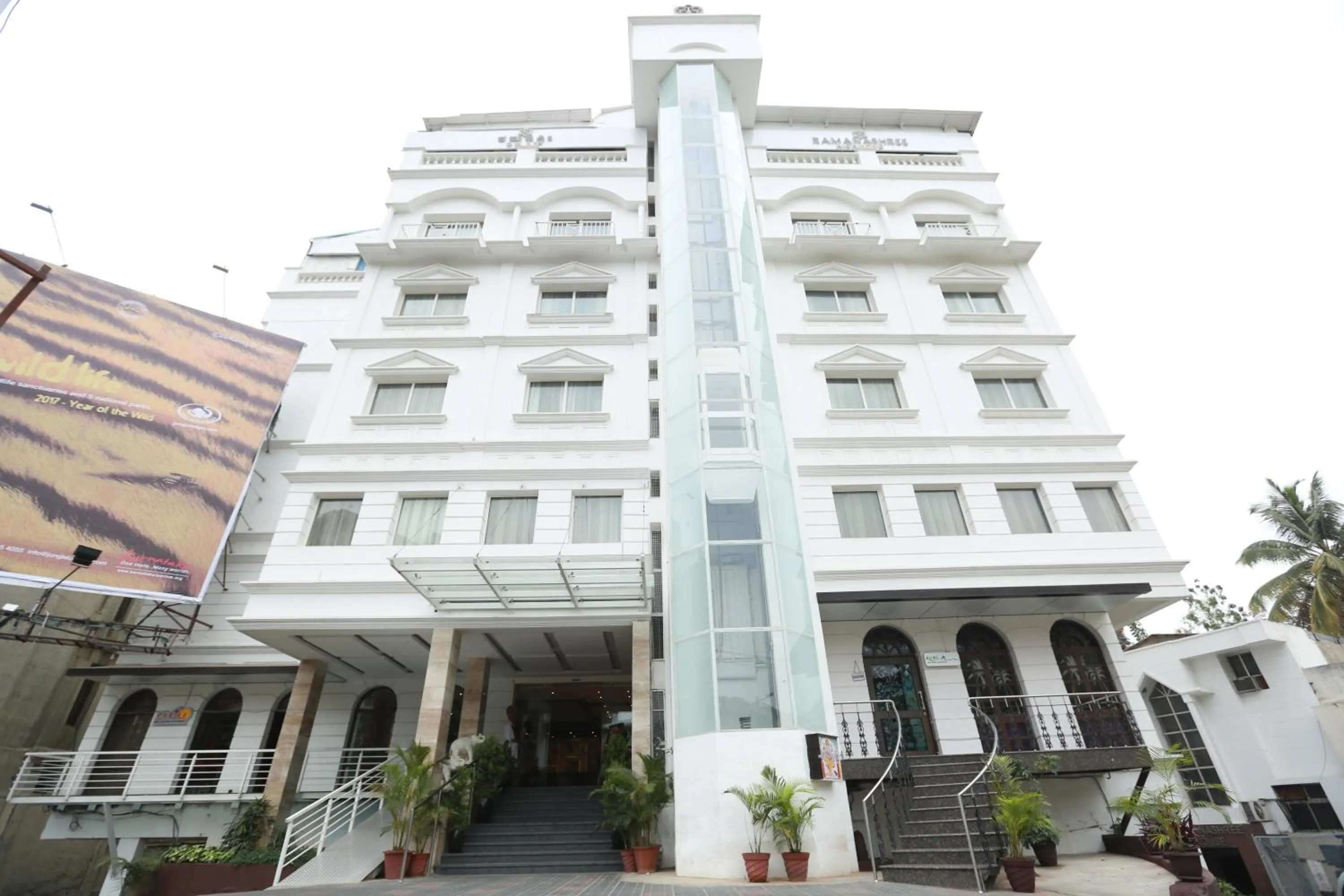 Facade/entrance in Hotel Ramanashree Richmond