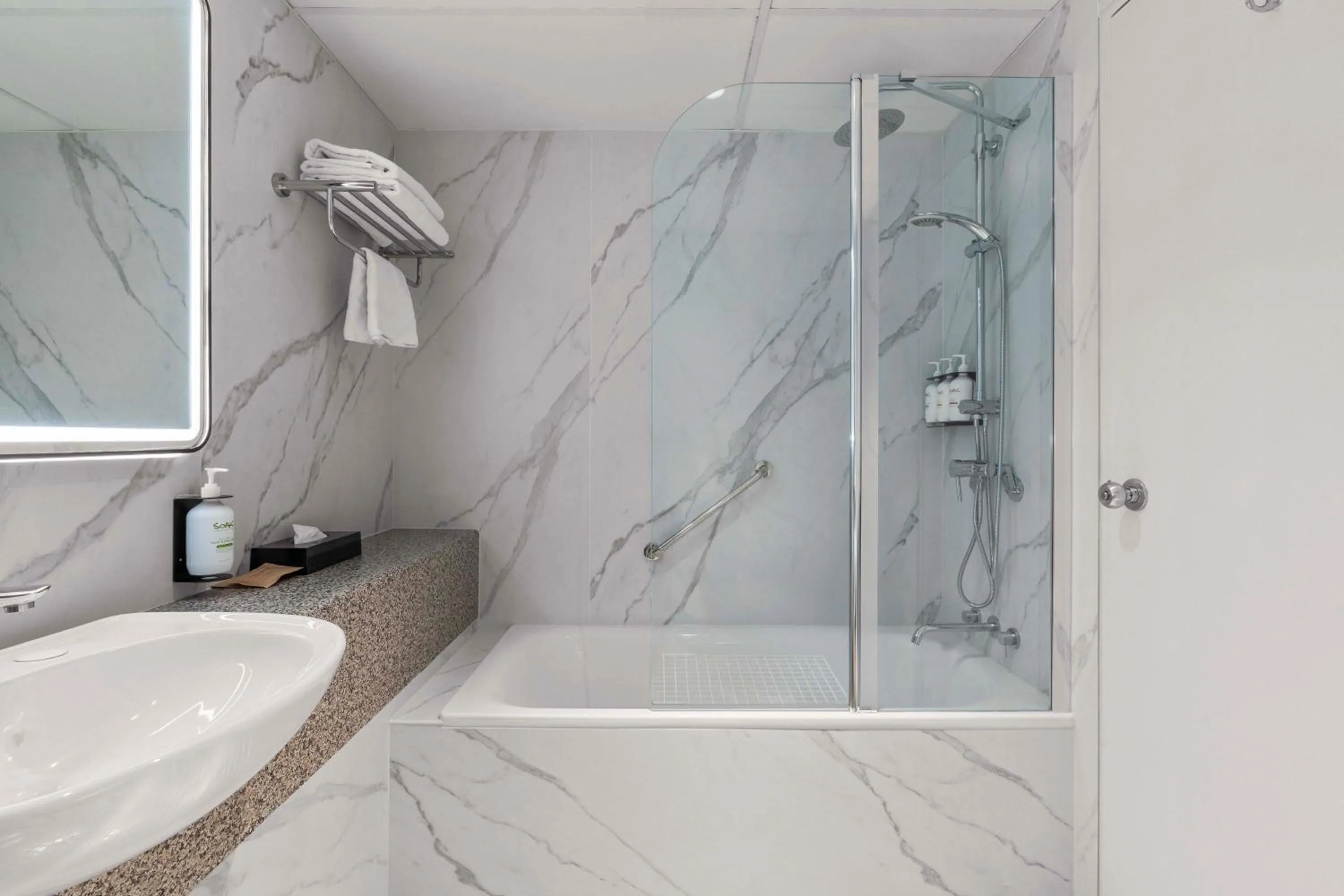 Shower in Furama Darling Harbour