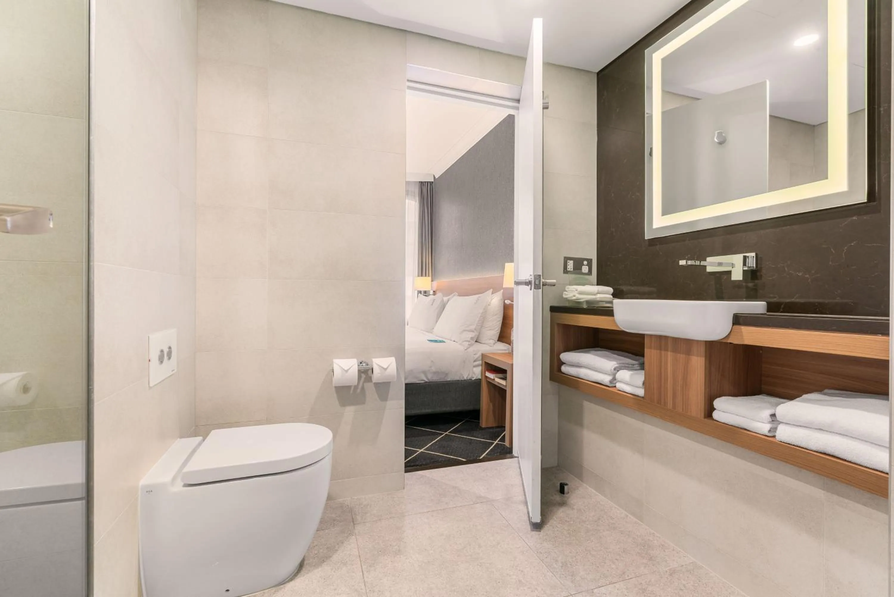 Toilet in Furama Darling Harbour