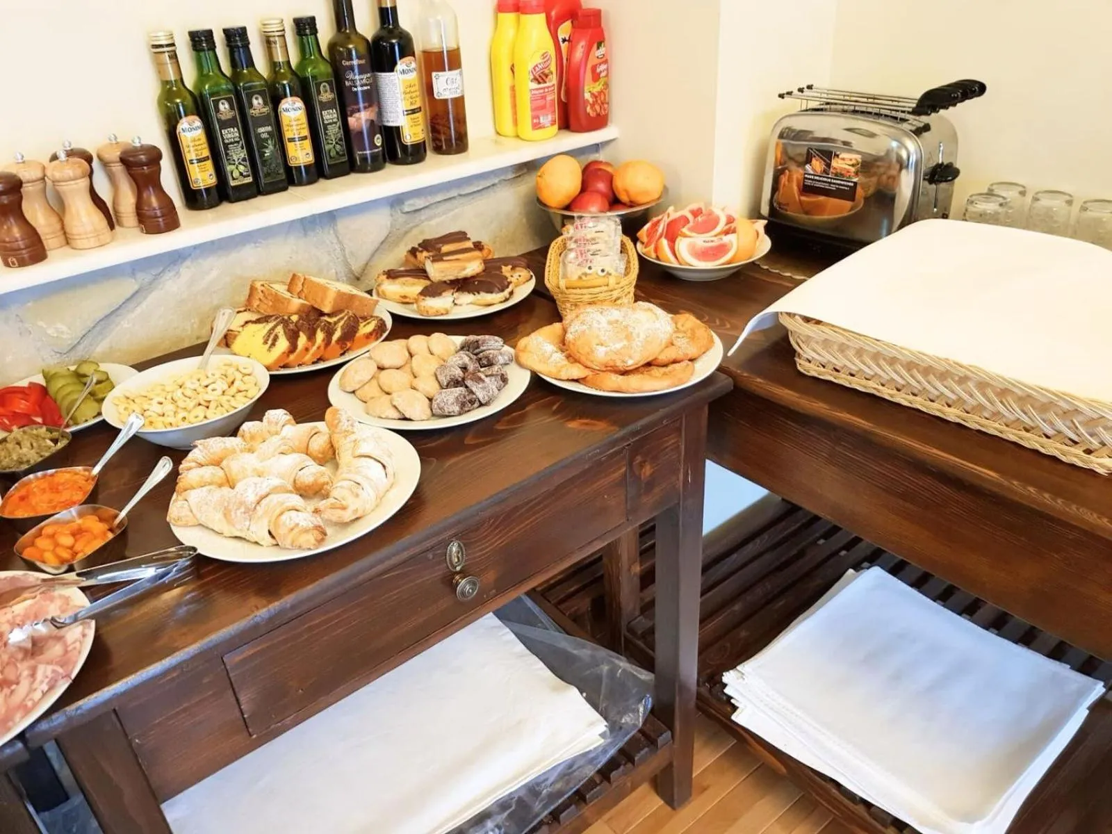 Buffet breakfast in Felix Pension