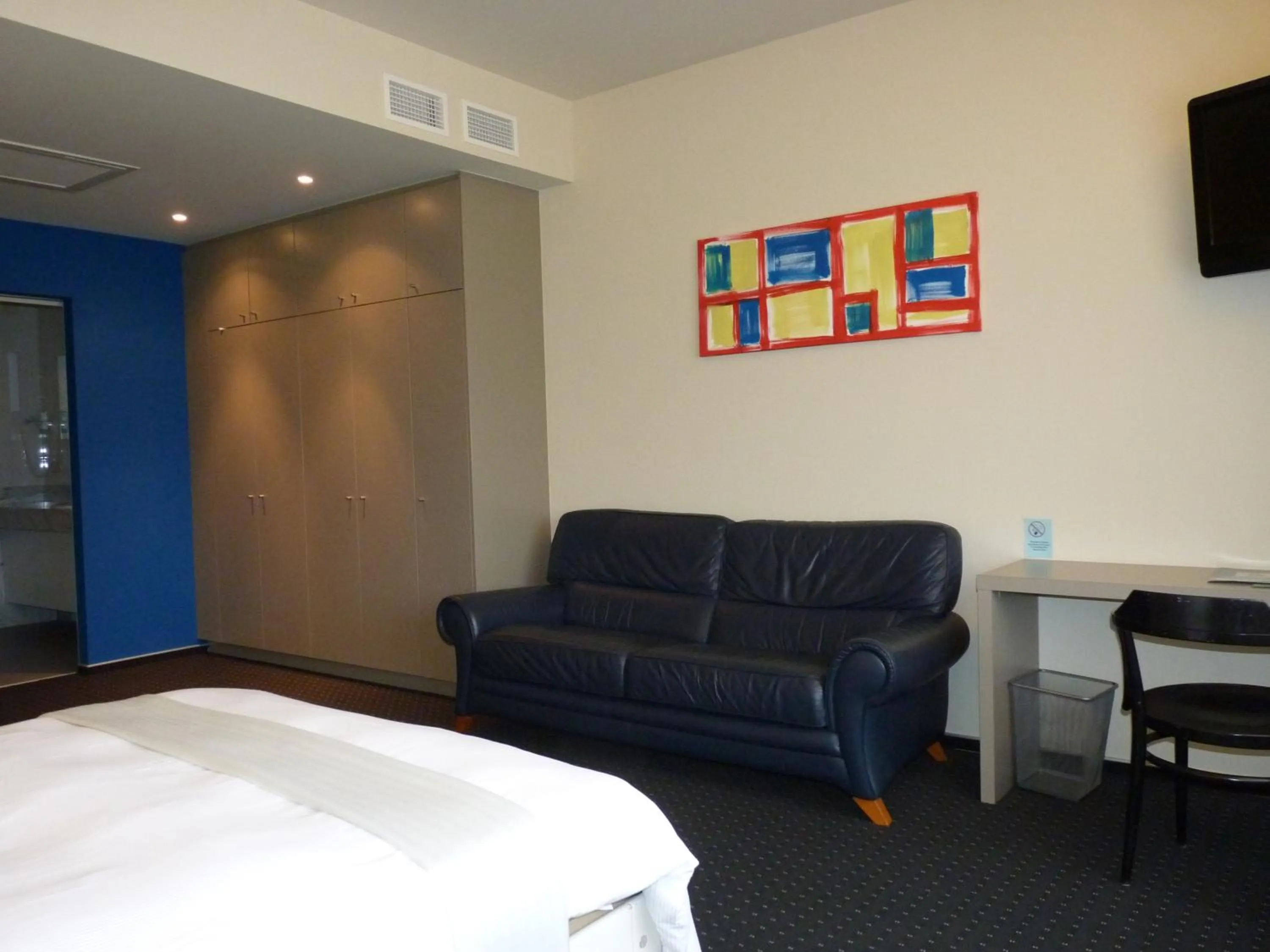 Seating area, Bed in Hotel De Swaen