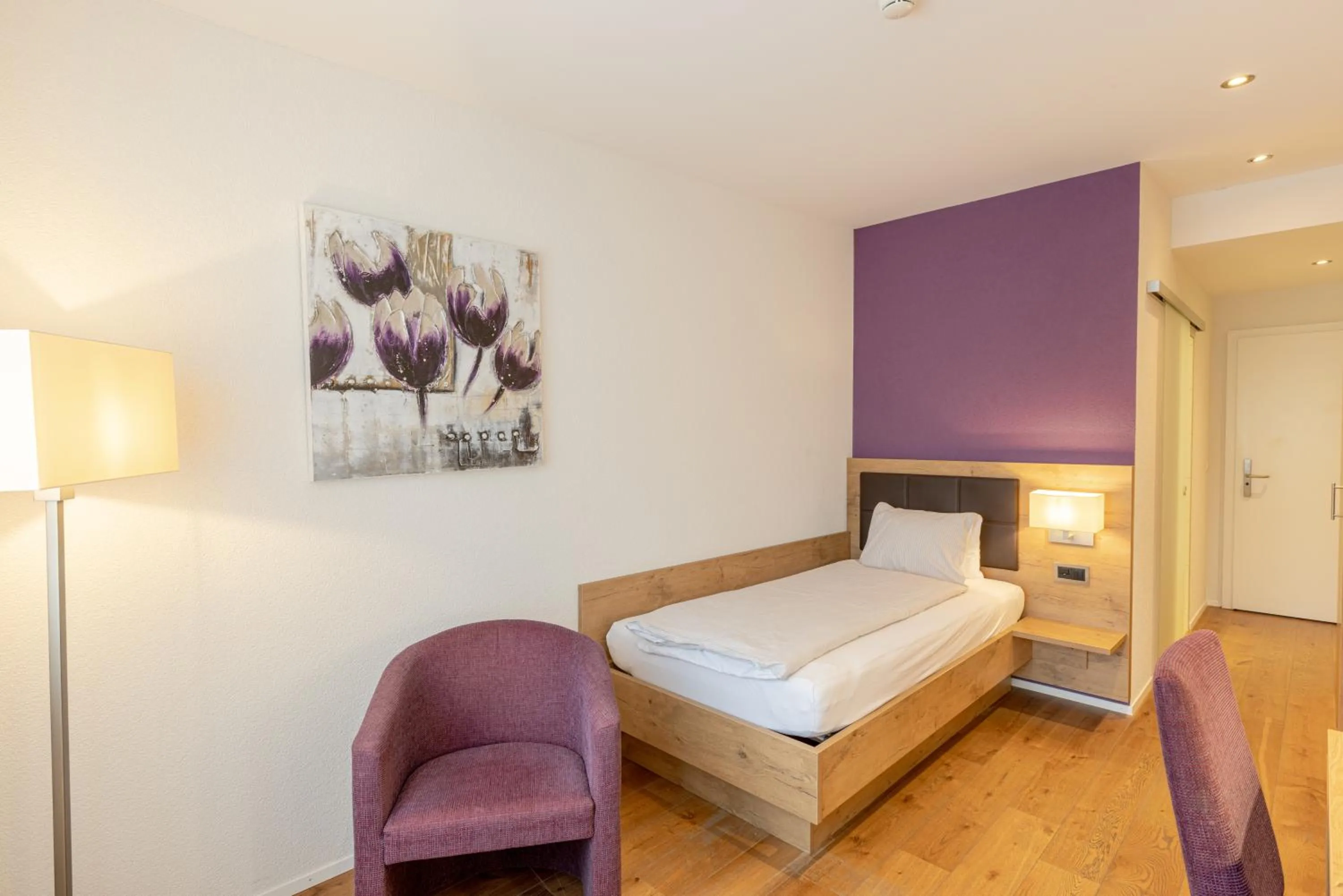 Photo of the whole room, Bed in Hotel Flamatt