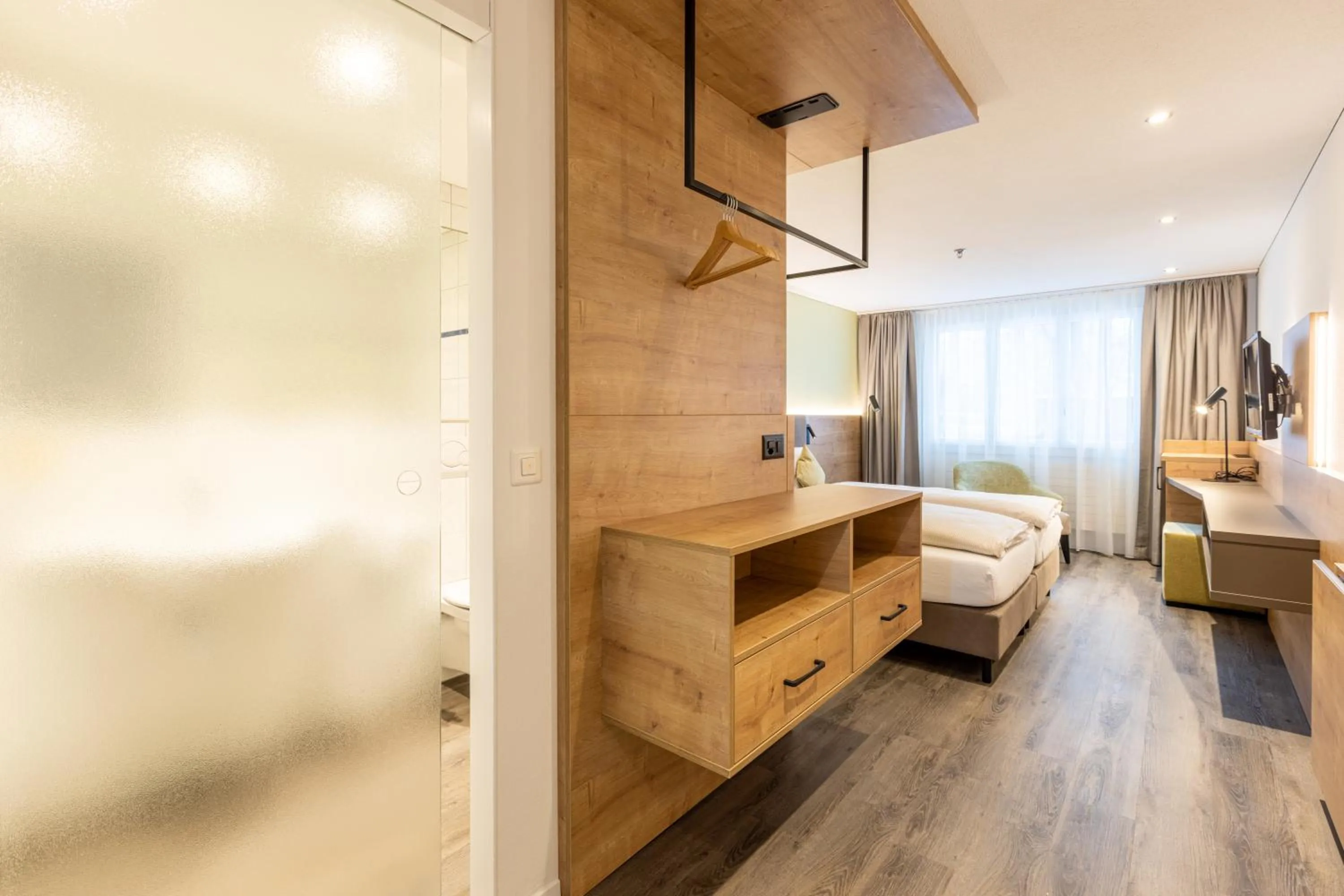 Photo of the whole room, Bed in Hotel Flamatt