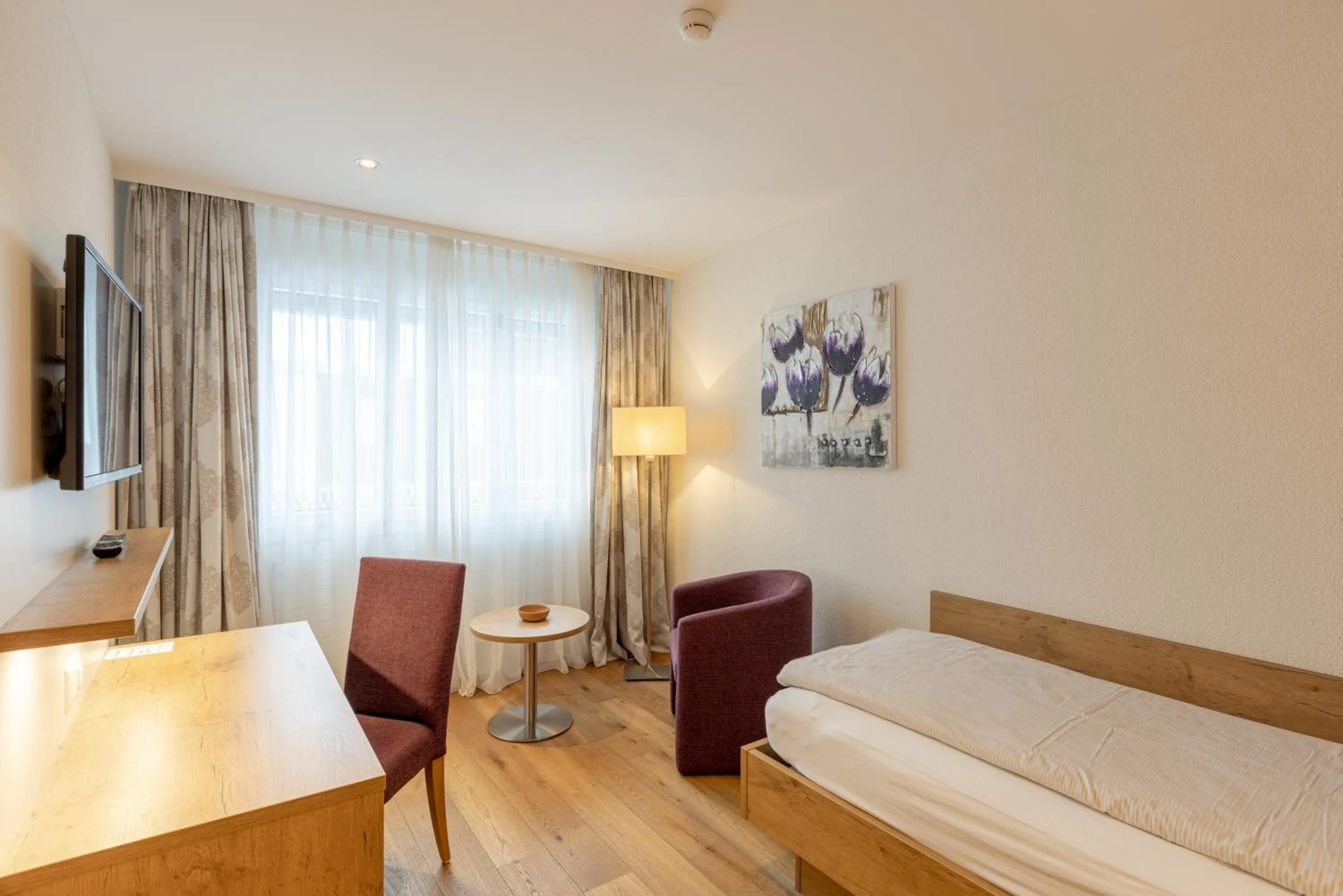 Photo of the whole room, Bed in Hotel Flamatt