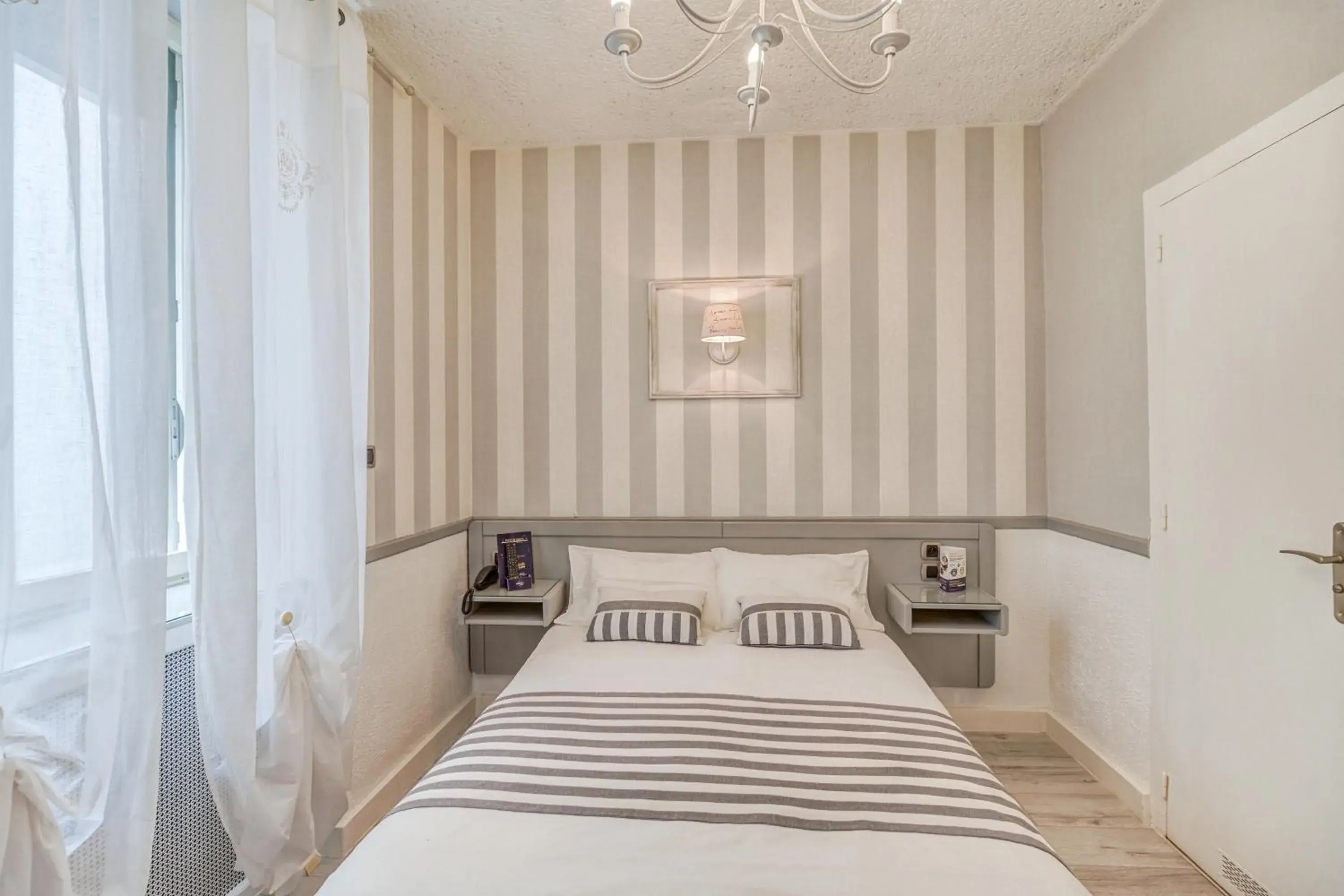 Property building, Bed in Contact Hôtel des Deux Moulins Limoges - Proche de la gare Property building, Bed in Contact Hôtel des Deux Moulins Limoges - Proche de la gare