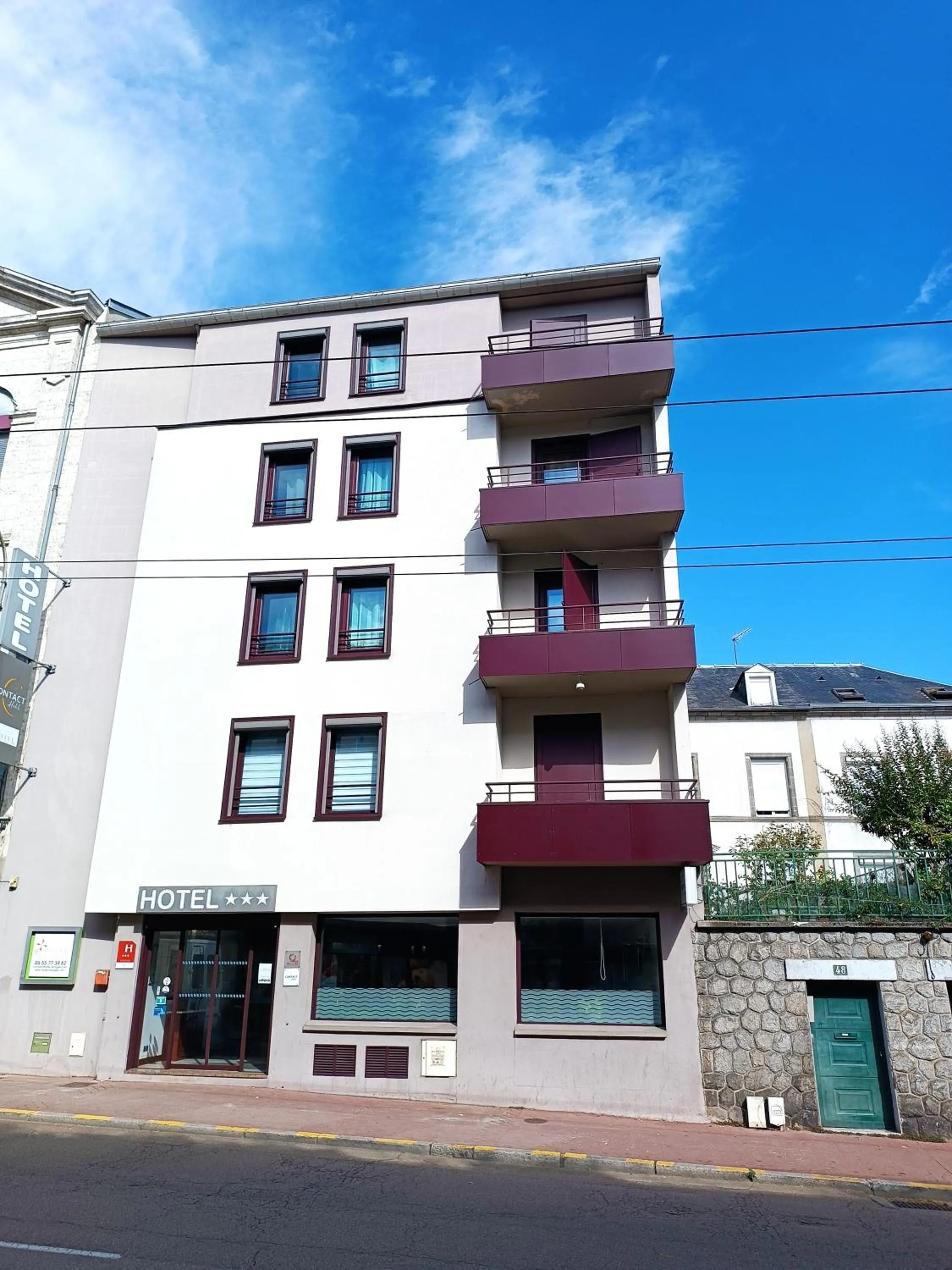 Property building in Contact Hôtel des Deux Moulins Limoges - Proche de la gare