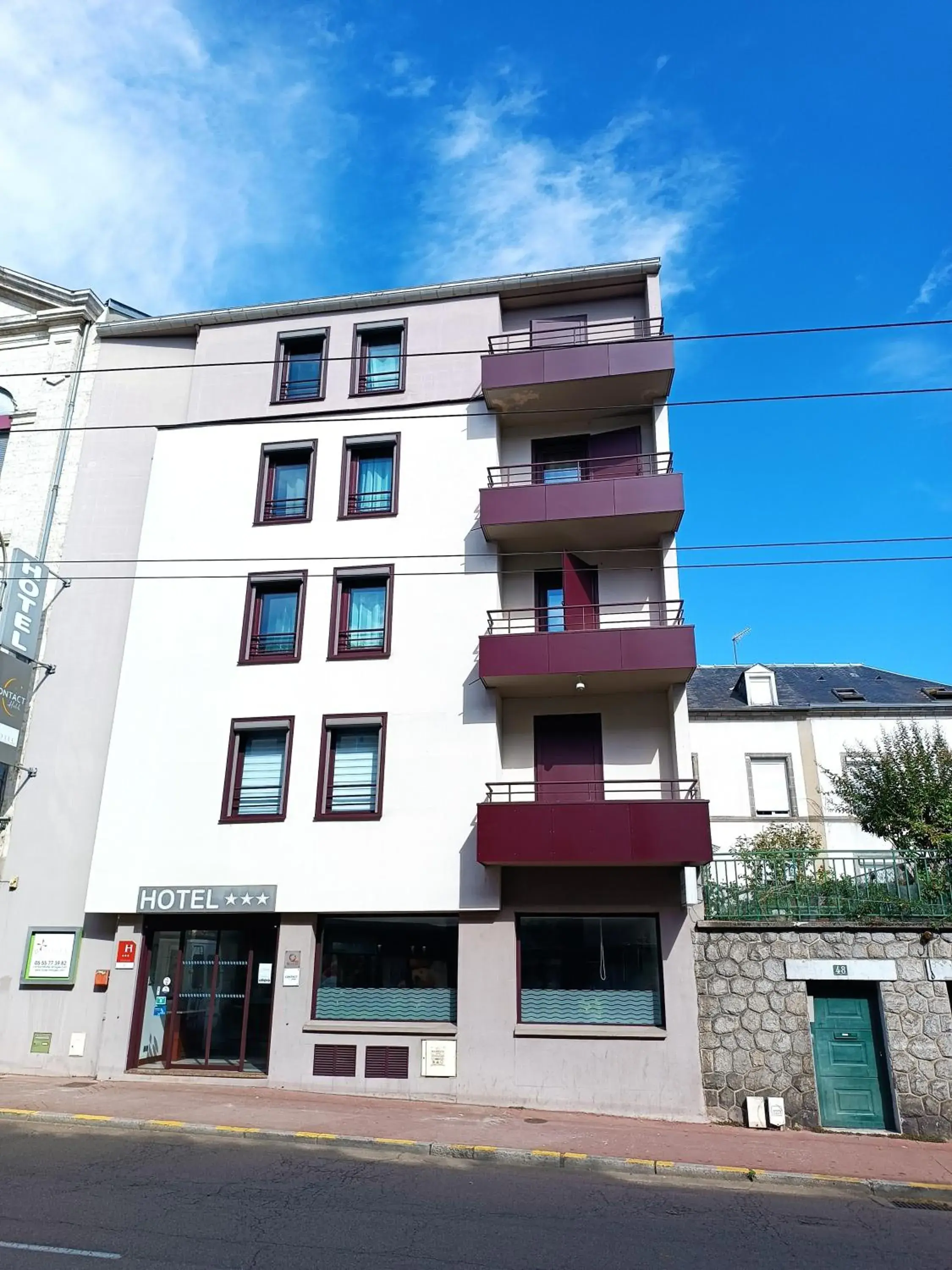 Property building in Contact Hôtel des Deux Moulins Limoges - Proche de la gare Property building in Contact Hôtel des Deux Moulins Limoges - Proche de la gare