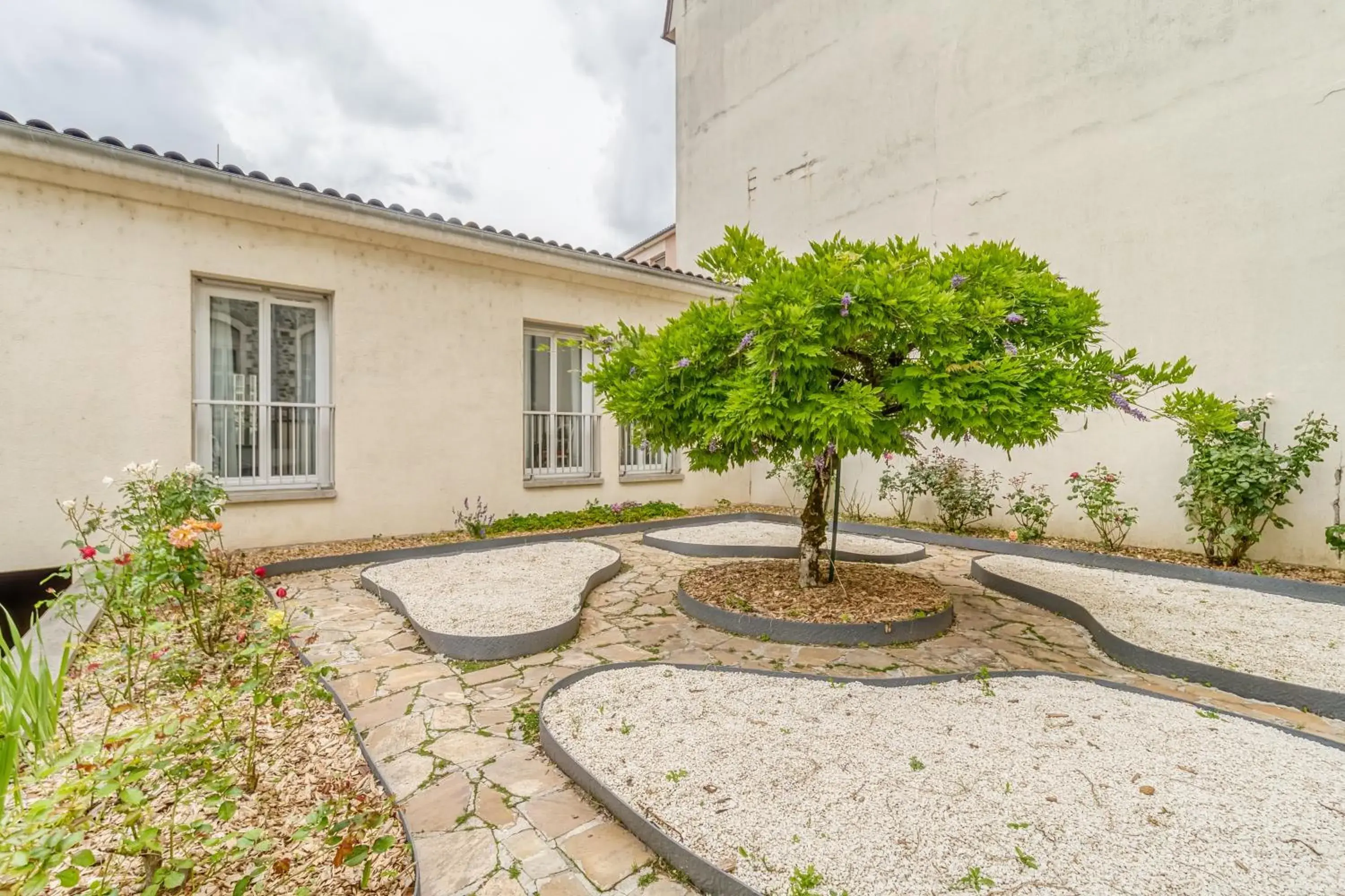 Garden view in Contact Hôtel des Deux Moulins Limoges - Proche de la gare Garden view in Contact Hôtel des Deux Moulins Limoges - Proche de la gare