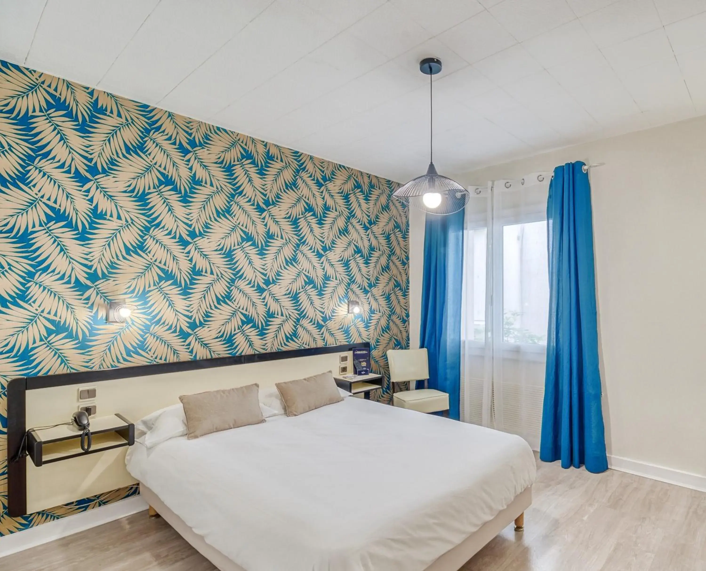 Bedroom, Bed in Contact Hôtel des Deux Moulins Limoges - Proche de la gare Bedroom, Bed in Contact Hôtel des Deux Moulins Limoges - Proche de la gare