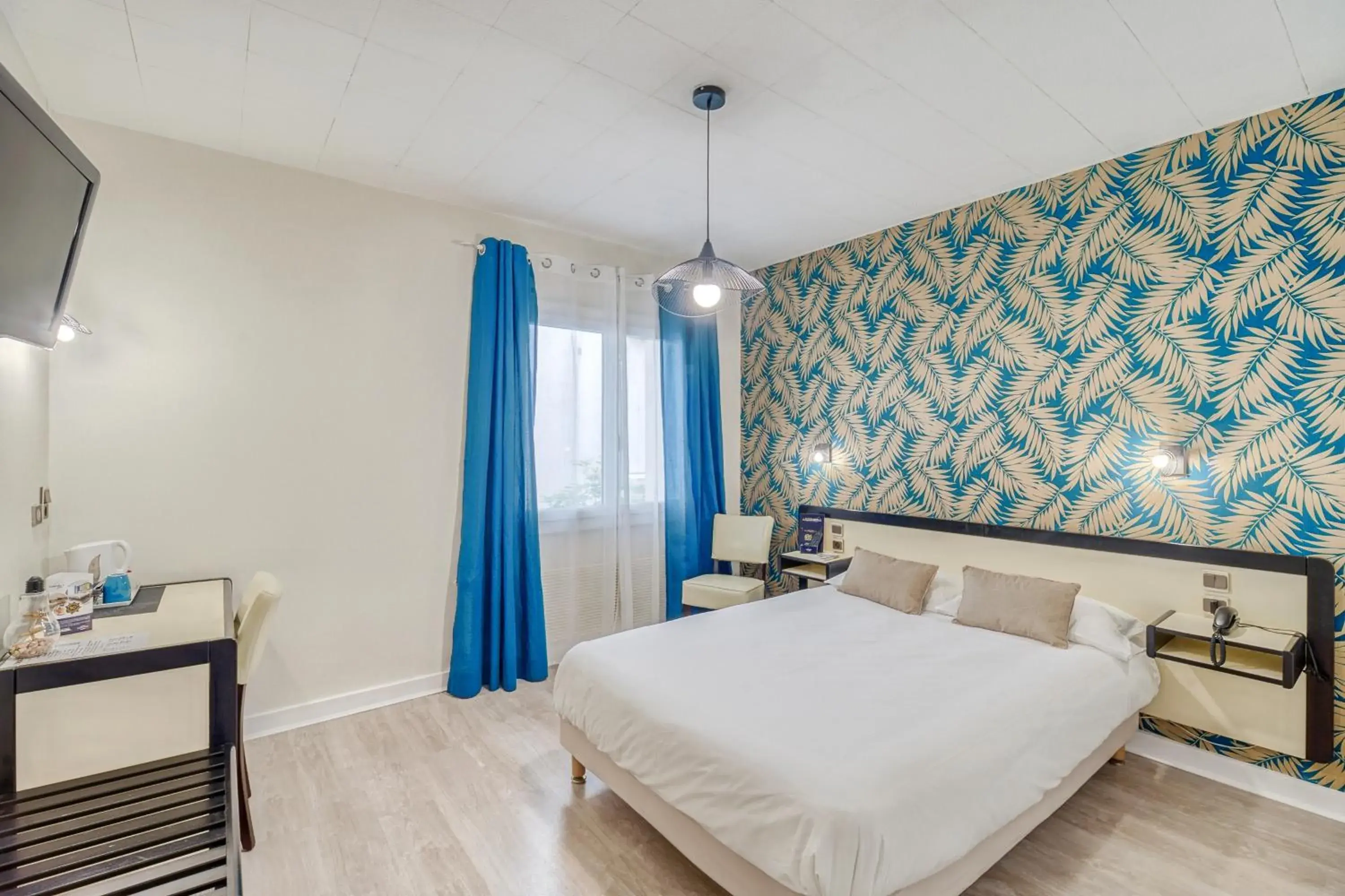 Bedroom, Bed in Contact Hôtel des Deux Moulins Limoges - Proche de la gare Bedroom, Bed in Contact Hôtel des Deux Moulins Limoges - Proche de la gare