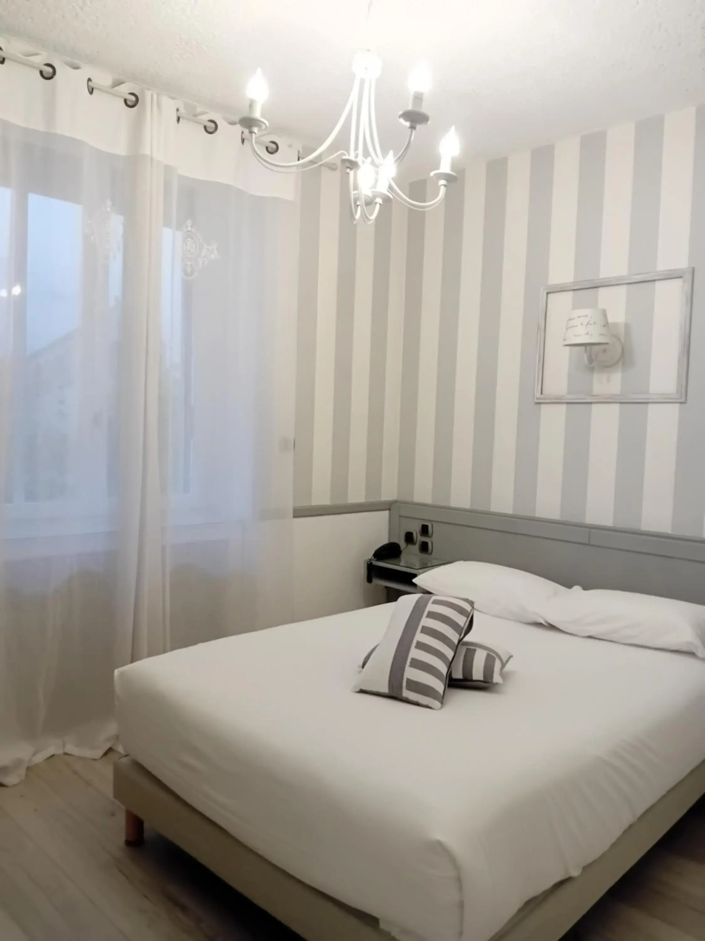 Property building, Bed in Contact Hôtel des Deux Moulins Limoges - Proche de la gare Property building, Bed in Contact Hôtel des Deux Moulins Limoges - Proche de la gare