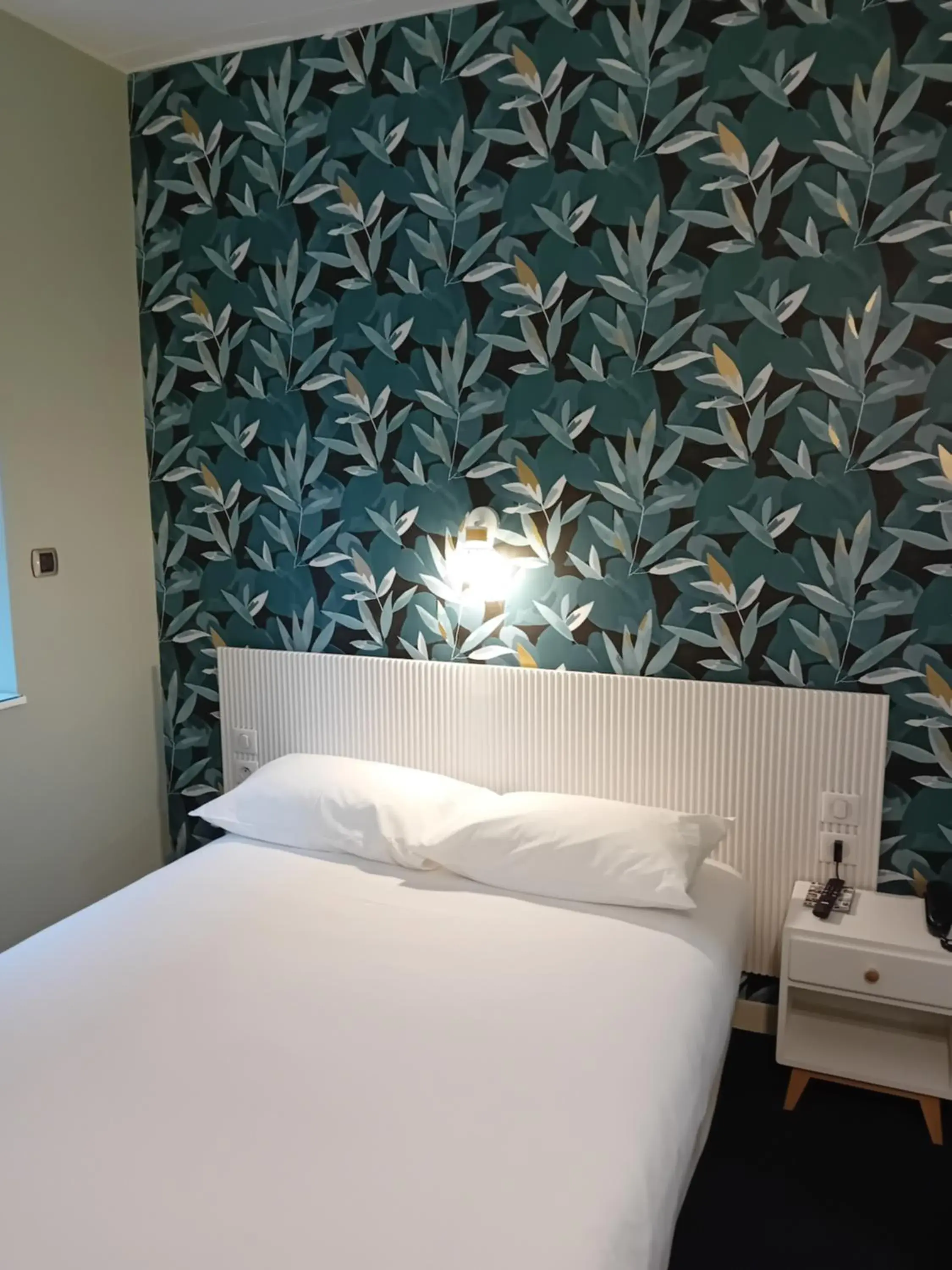 Shower, Bed in Contact Hôtel des Deux Moulins Limoges - Proche de la gare Shower, Bed in Contact Hôtel des Deux Moulins Limoges - Proche de la gare