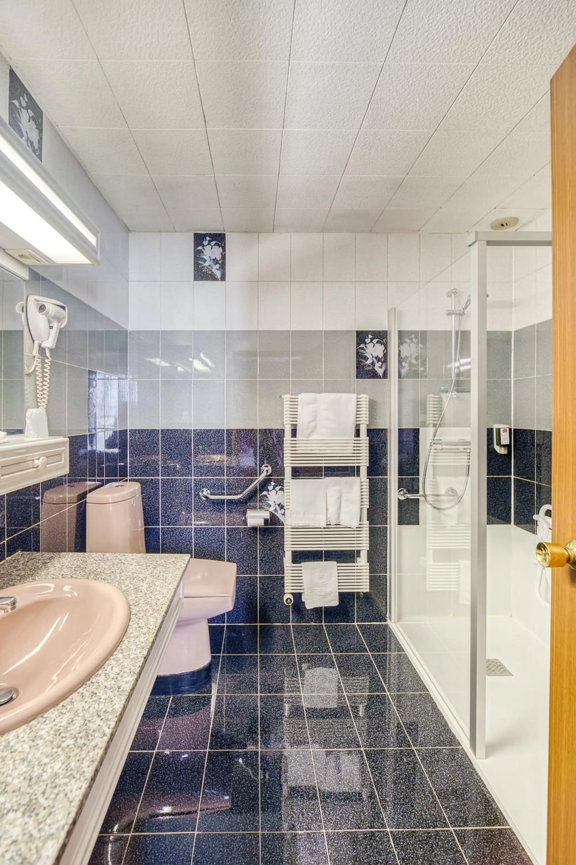 Bathroom in Contact Hôtel des Deux Moulins Limoges - Proche de la gare