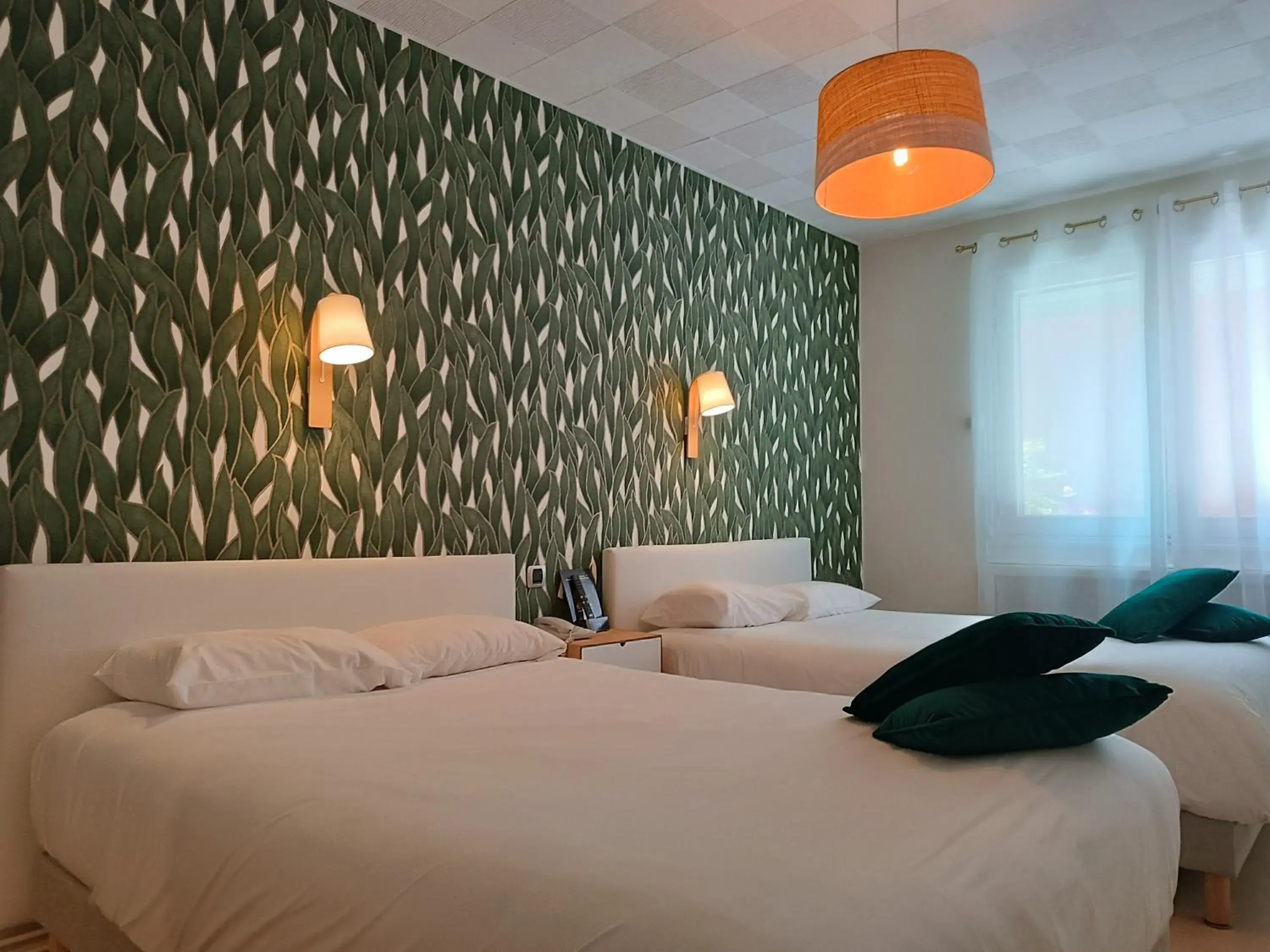 Property building, Bed in Contact Hôtel des Deux Moulins Limoges - Proche de la gare Property building, Bed in Contact Hôtel des Deux Moulins Limoges - Proche de la gare