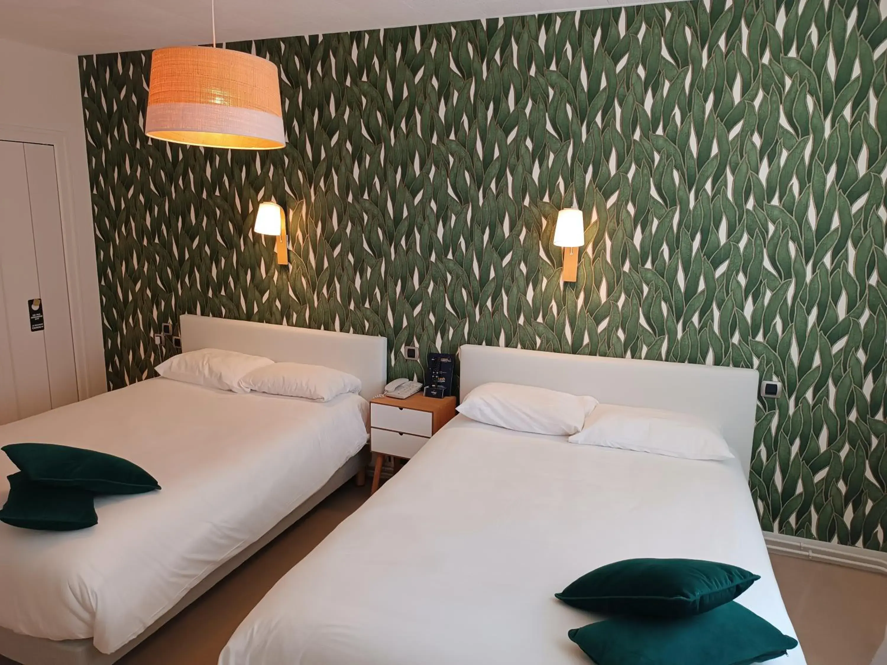 Quadruple Room in Contact Hôtel des Deux Moulins Limoges - Proche de la gare Quadruple Room in Contact Hôtel des Deux Moulins Limoges - Proche de la gare